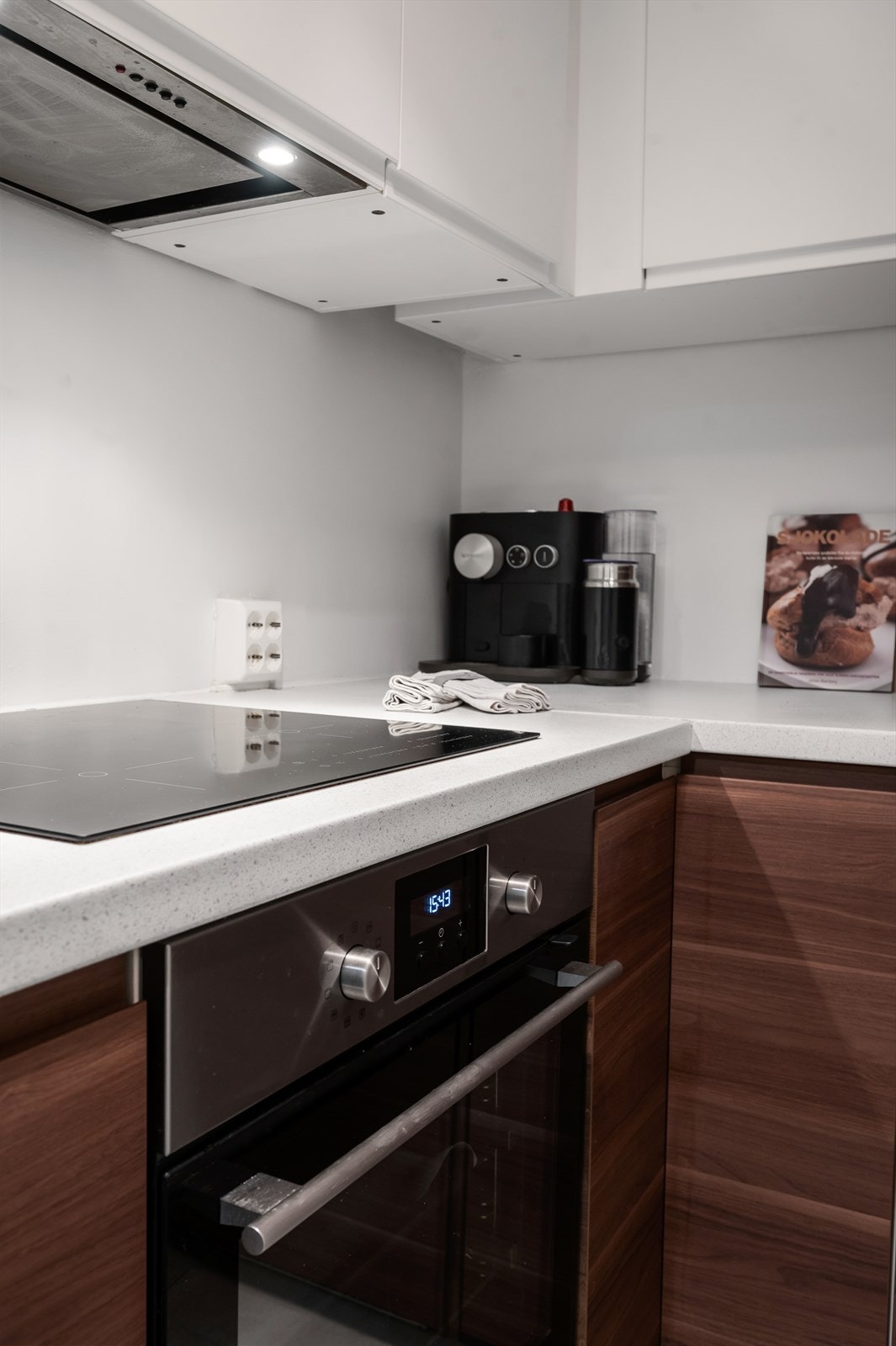 Integrert i innredning er stekeovn, platetopp, oppvaskmaskin og kjøleskap med fryser. Leiligheten over har valgt å åpne opp mellom stue og kjøkken for å få en mer åpen planløsning. Galleribilde