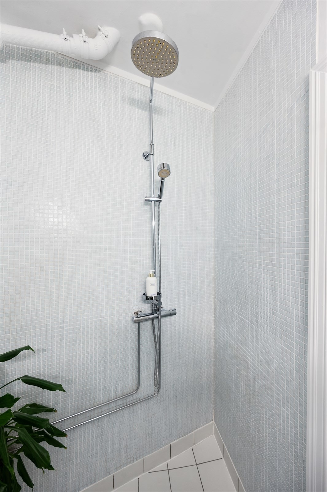 Dusjhjørne med regnfallsdusj og fllislagt gulv med varmekabler Galleribilde