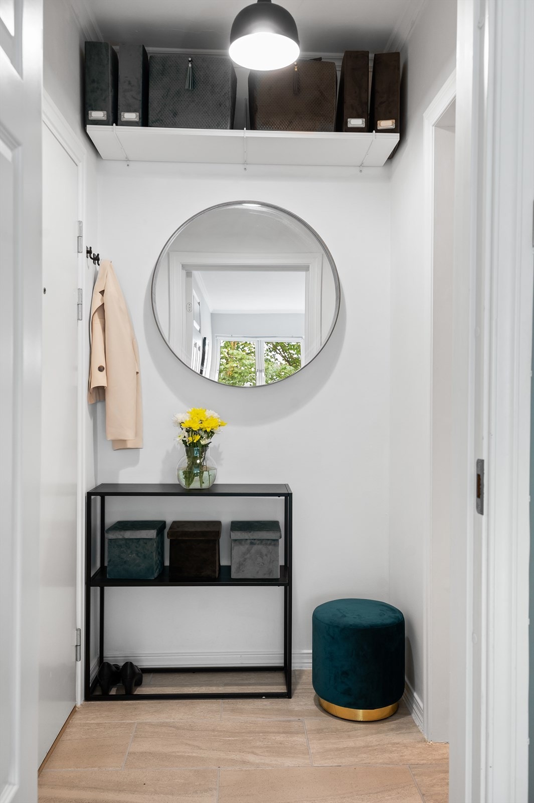 Entré med plass for klesoppheng og oppbevaring av sko. Galleribilde