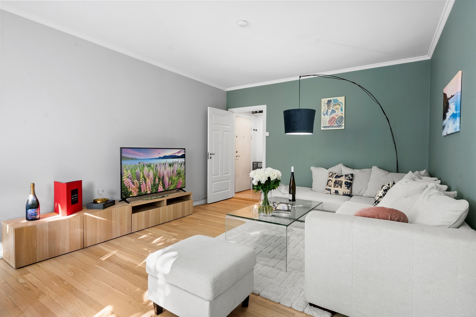 God plass til sofaseksjon, stoler, bord og tilhørende mediemøblement. Galleribilde