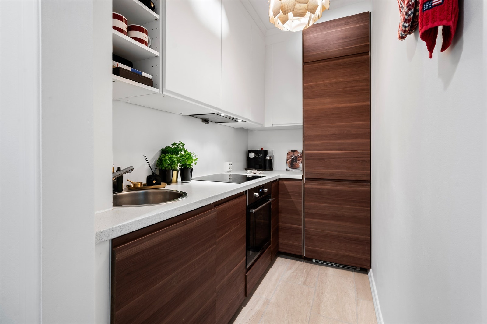 Praktisk separat kjøkken. Innredning med slette fronter fra 2016. Galleribilde