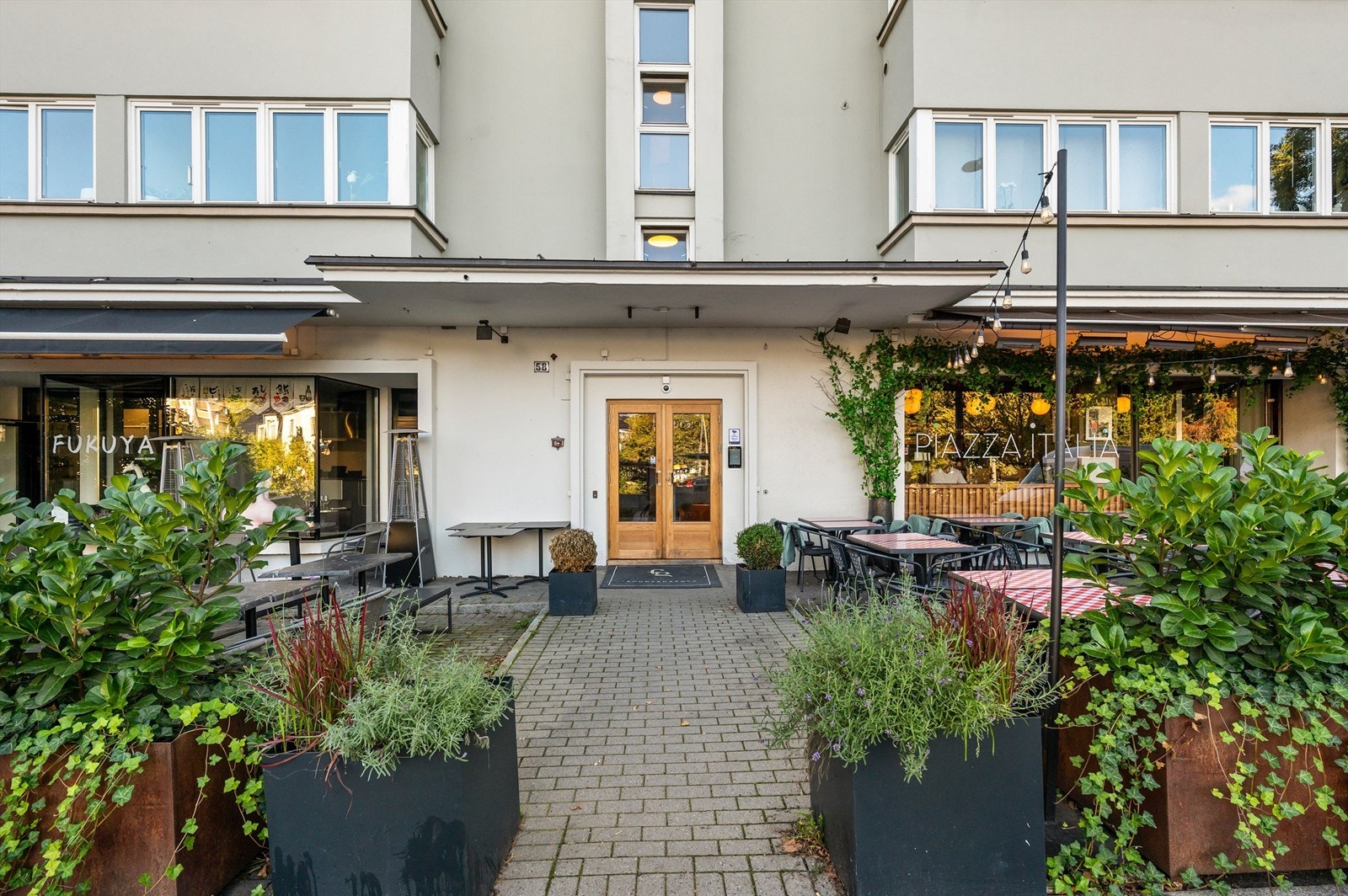 Inngangsparti med app styrt callinganlegg og hyggelig beplantning Galleribilde