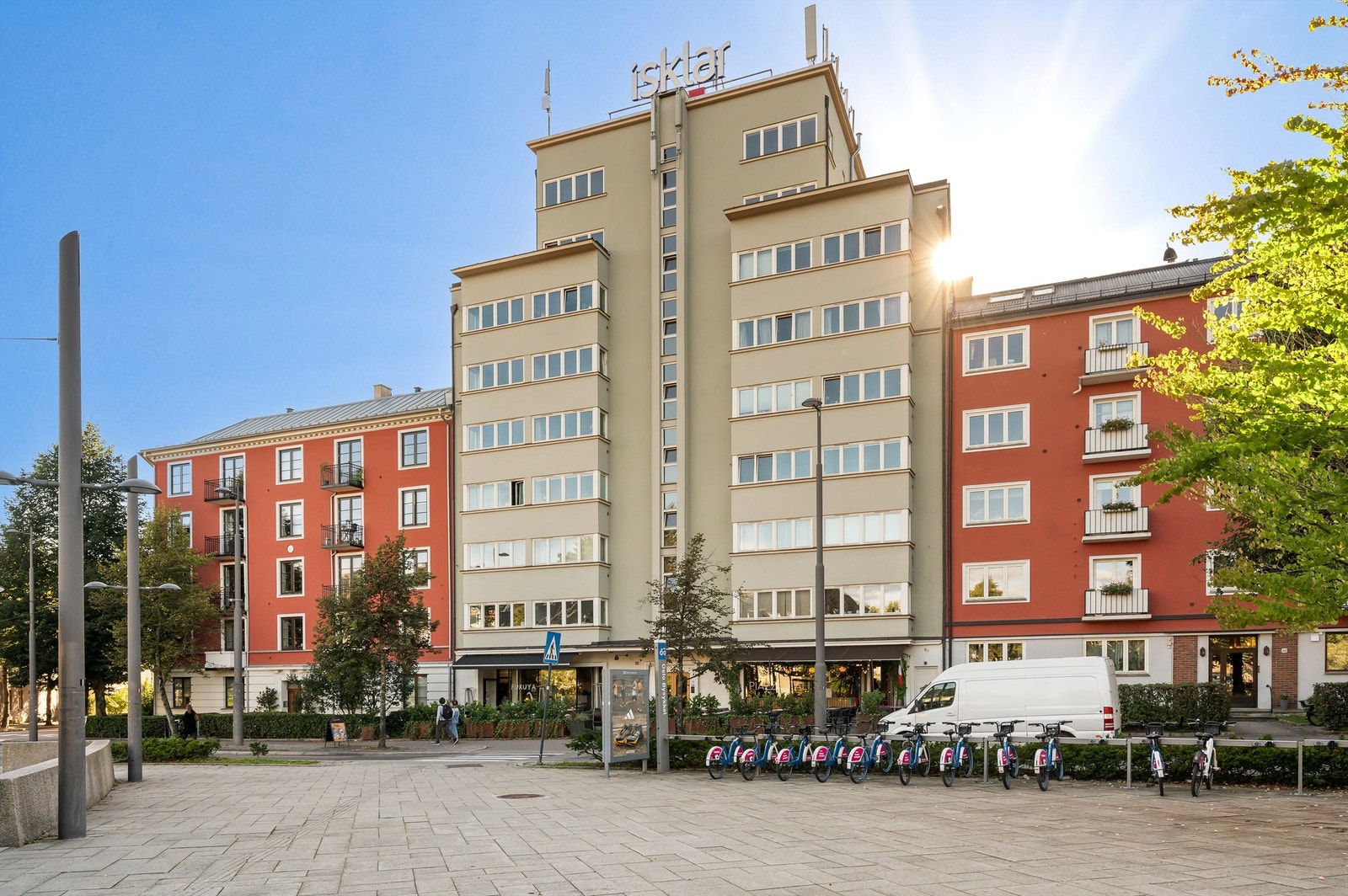 Umiddelbar nærhet til kollektivtransport med trikkeholdeplass og busstopp like utenfor døren. Galleribilde