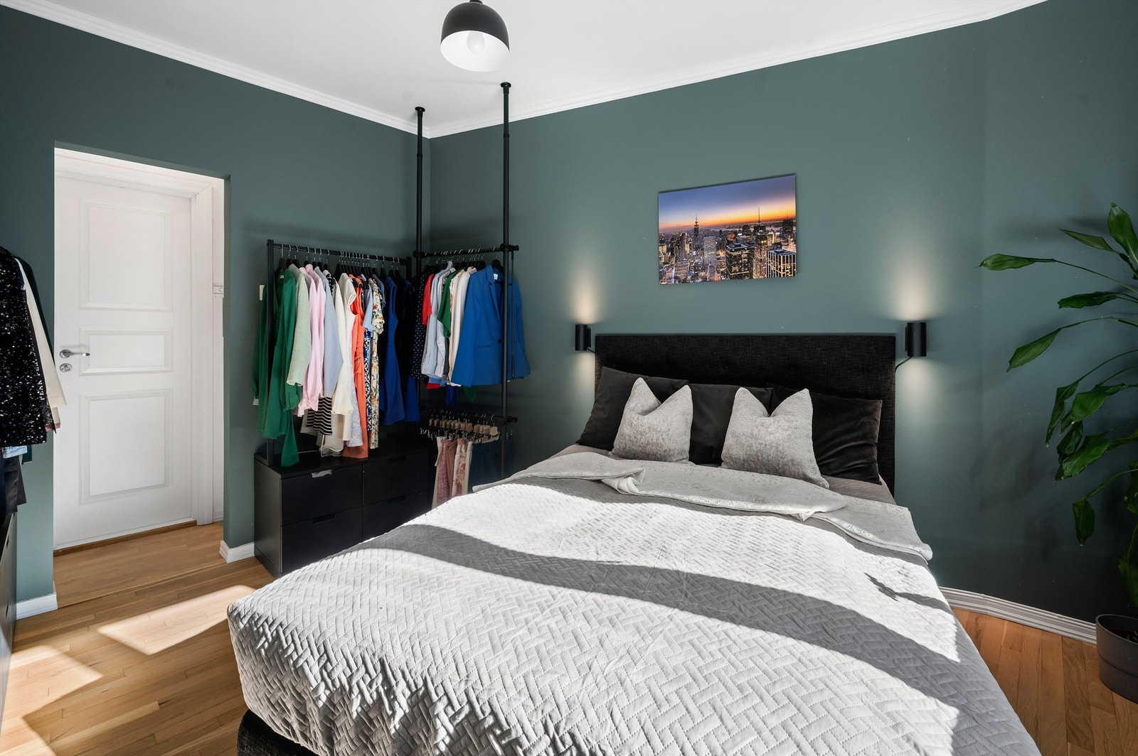 Smart løsning for oppbevaring av klær. Nymalte vegger og slipte gulv i 2024 Galleribilde