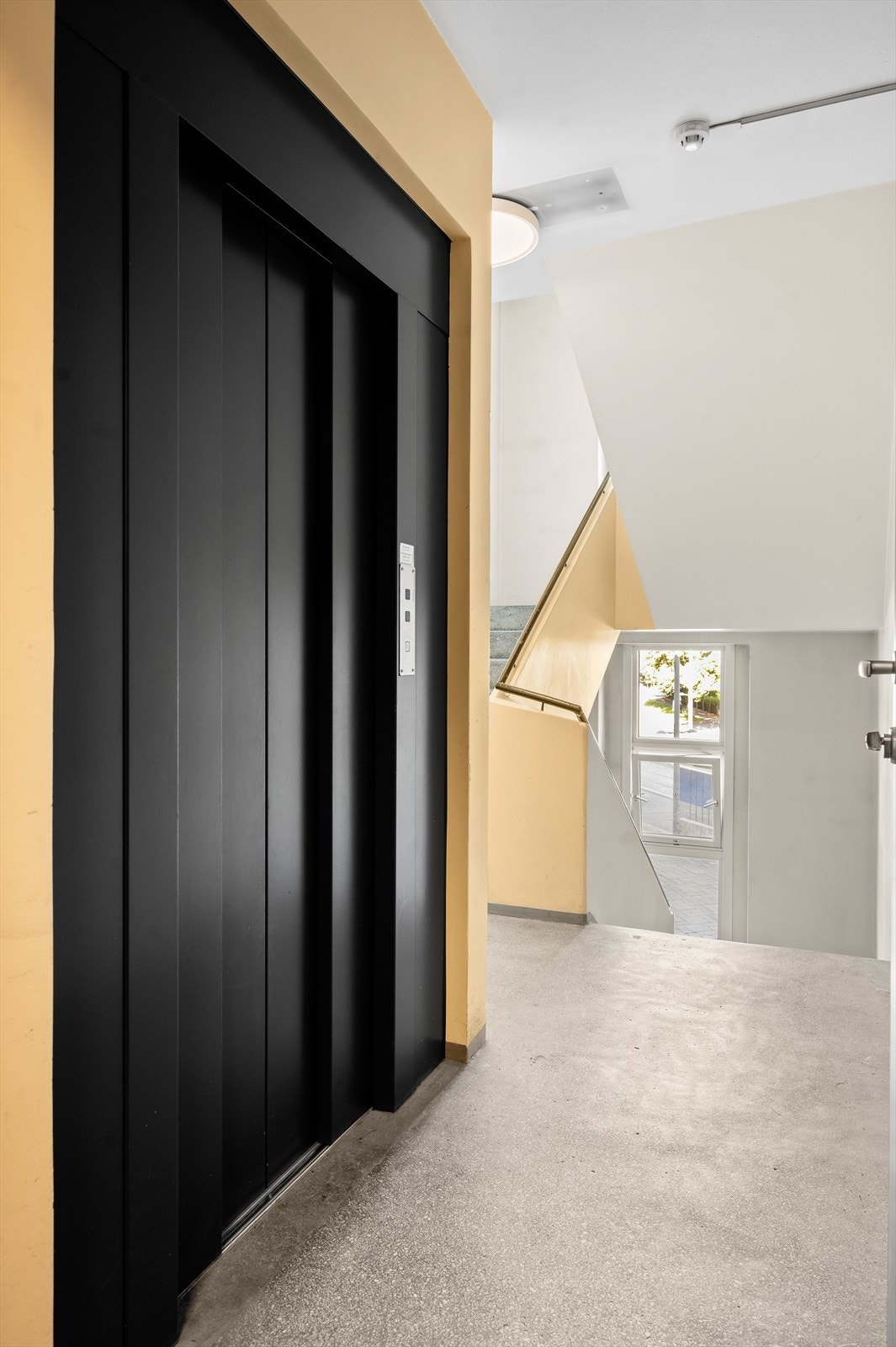 Det er en romslig og moderne heis i bygget Galleribilde