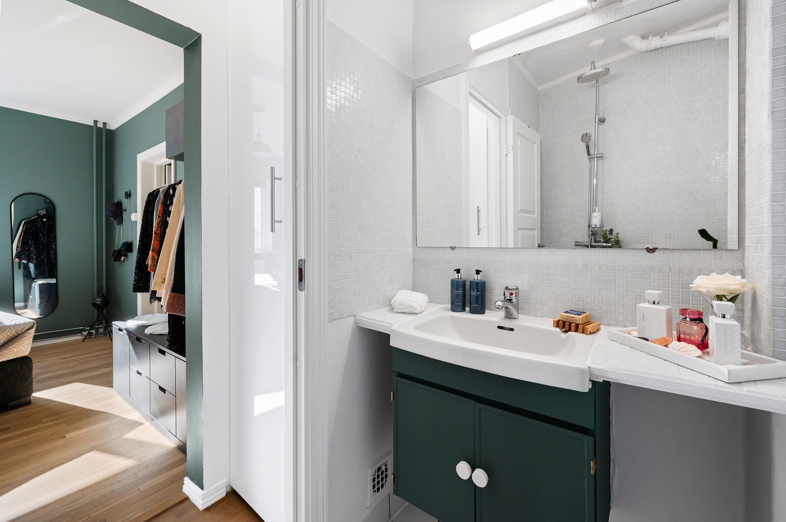 Tilknyttet soverommet er det adkomst til bad. Lagringsplass i to romslige skap mellom soverom og bad Galleribilde