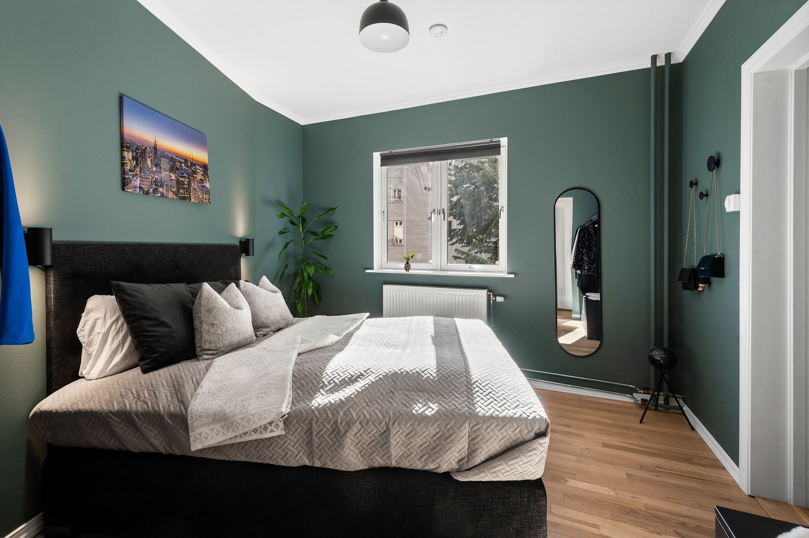 Romslig soverom med god plass til dobbeltseng og tilhørende nattbord på hver side. Galleribilde