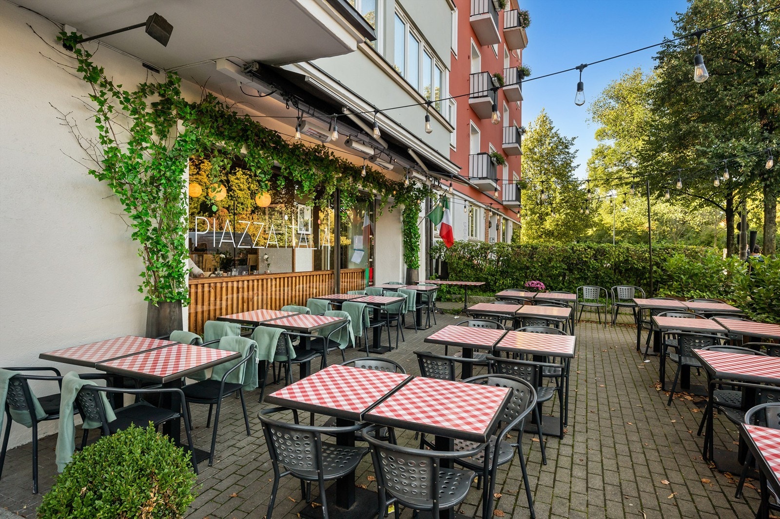 Restaurant og kafé i samme bygg. Galleribilde