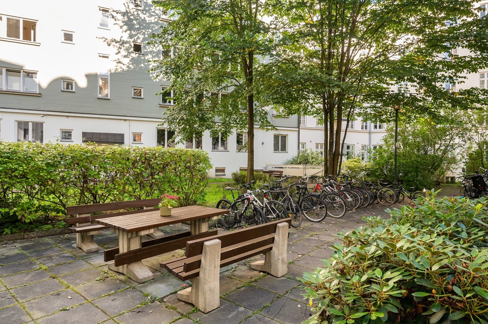 Sykkelparkering og sittegrupper i bakgården. Galleribilde