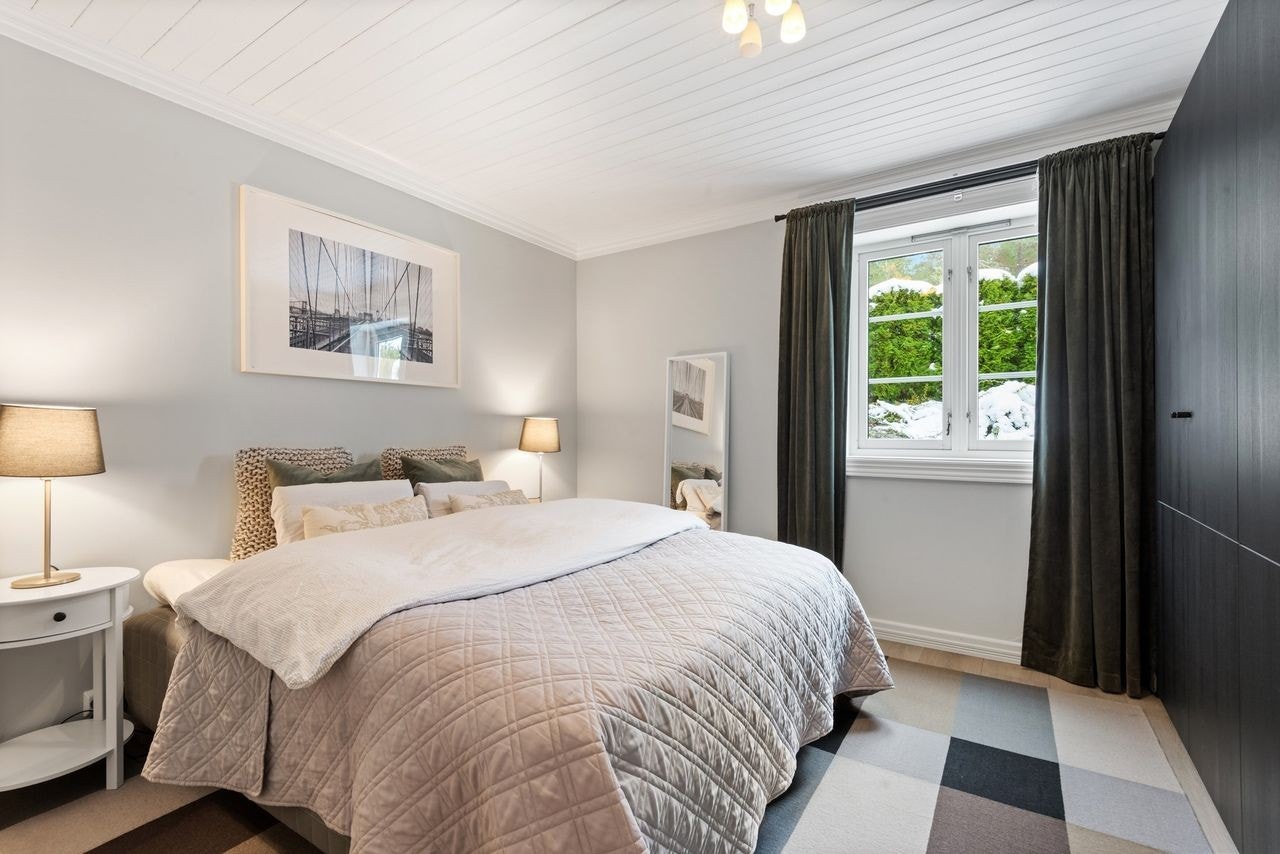 Soverom med godt med skapplass Galleribilde