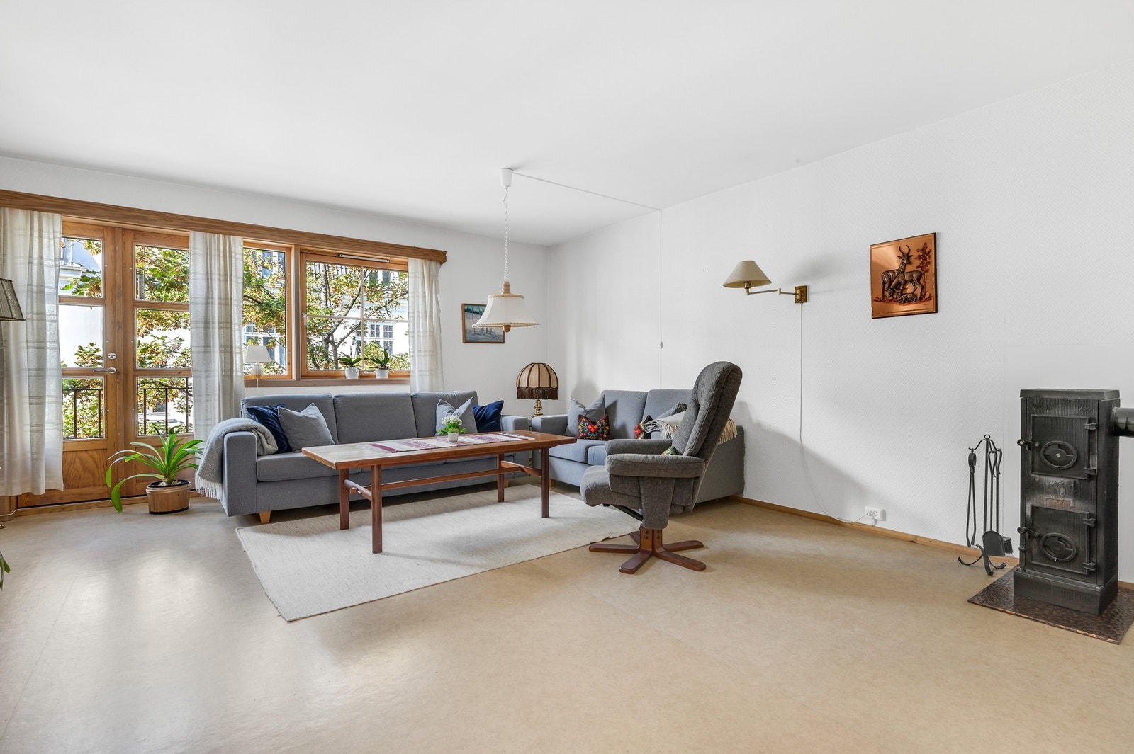 Store vindusflater slipper rikelig med naturlig lys inn. På stua har man en fransk balkong. Galleribilde