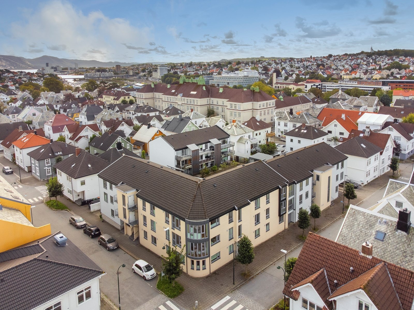 Dronefoto av fasaden ved inngangspartiet Galleribilde