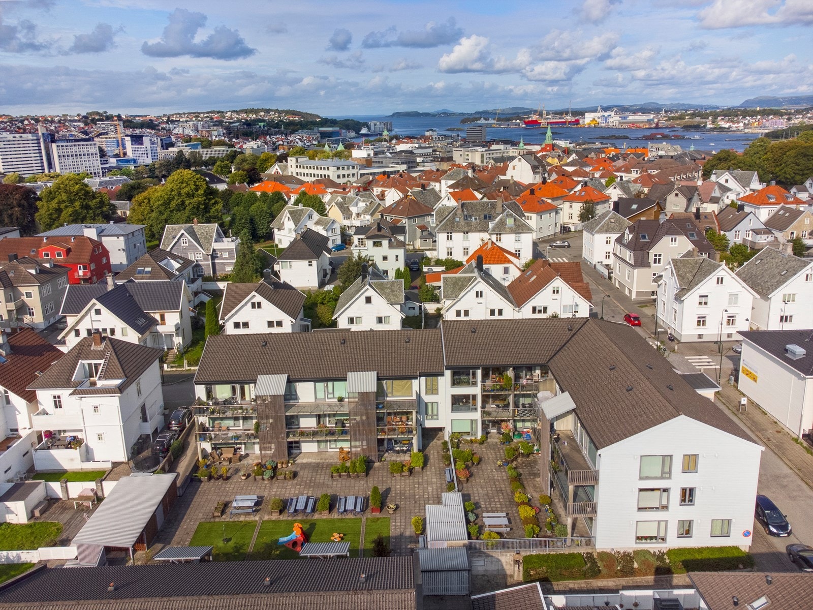 Dronefoto av sameiets fellesområde Galleribilde