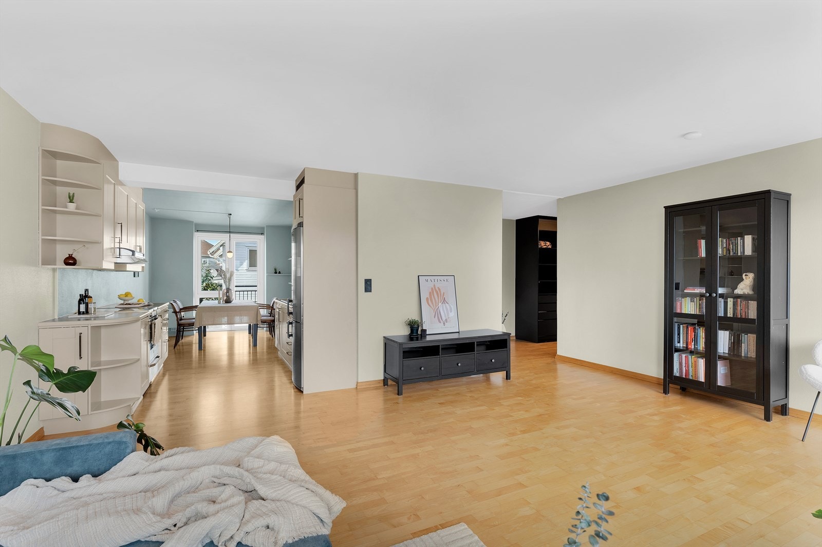 Stuen er romslig og det er plass til å møblere i flere soner Galleribilde