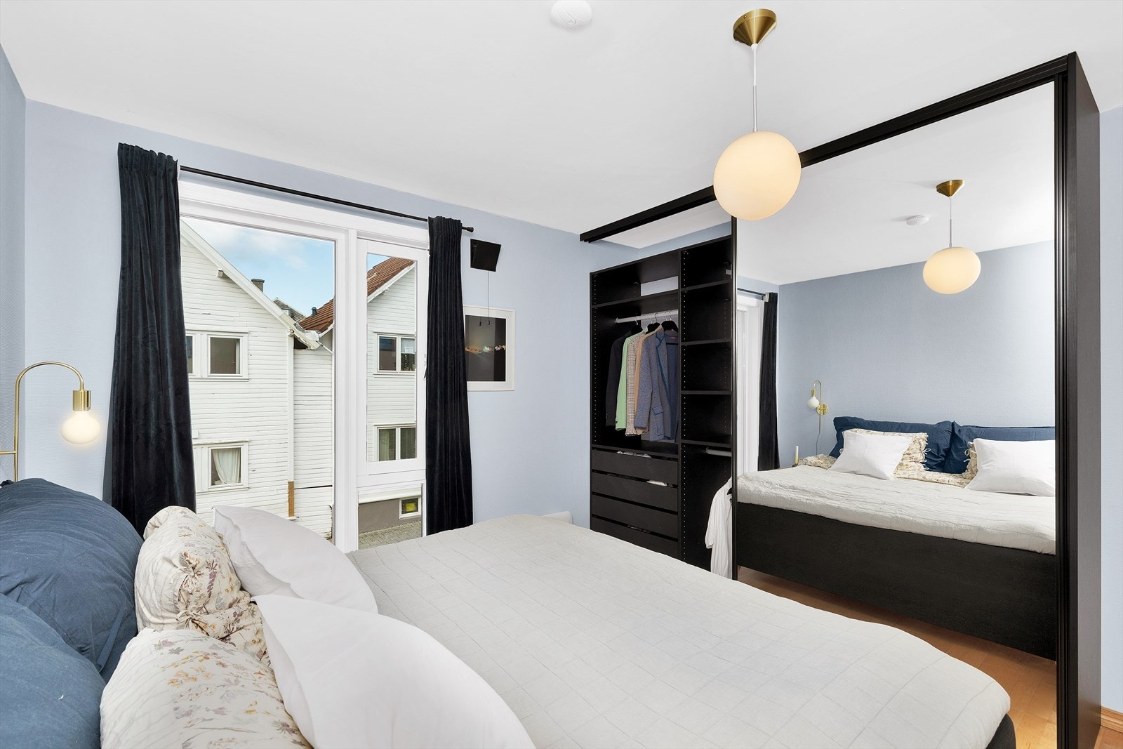 Hovedsoverommet har skyvedørsgarderobe fra Kvik med mye god oppbevaringsplass Galleribilde