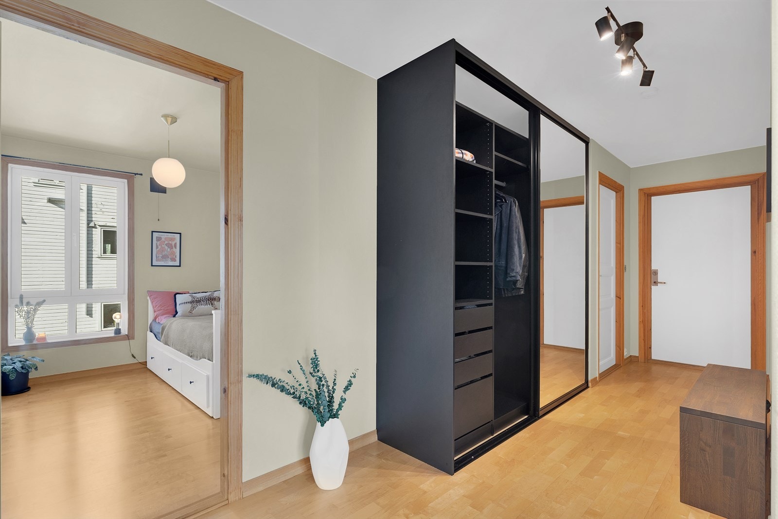 Stor gang med skyvedørsgarderobe fra Kvik Galleribilde