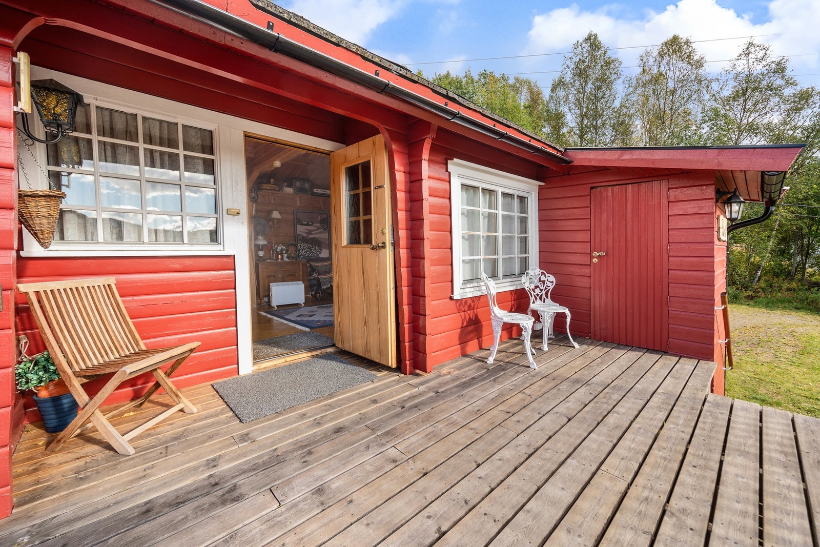 Praktisk overbygd inngangsparti, og en utebod til høyre for ekstra oppbevaring Galleribilde