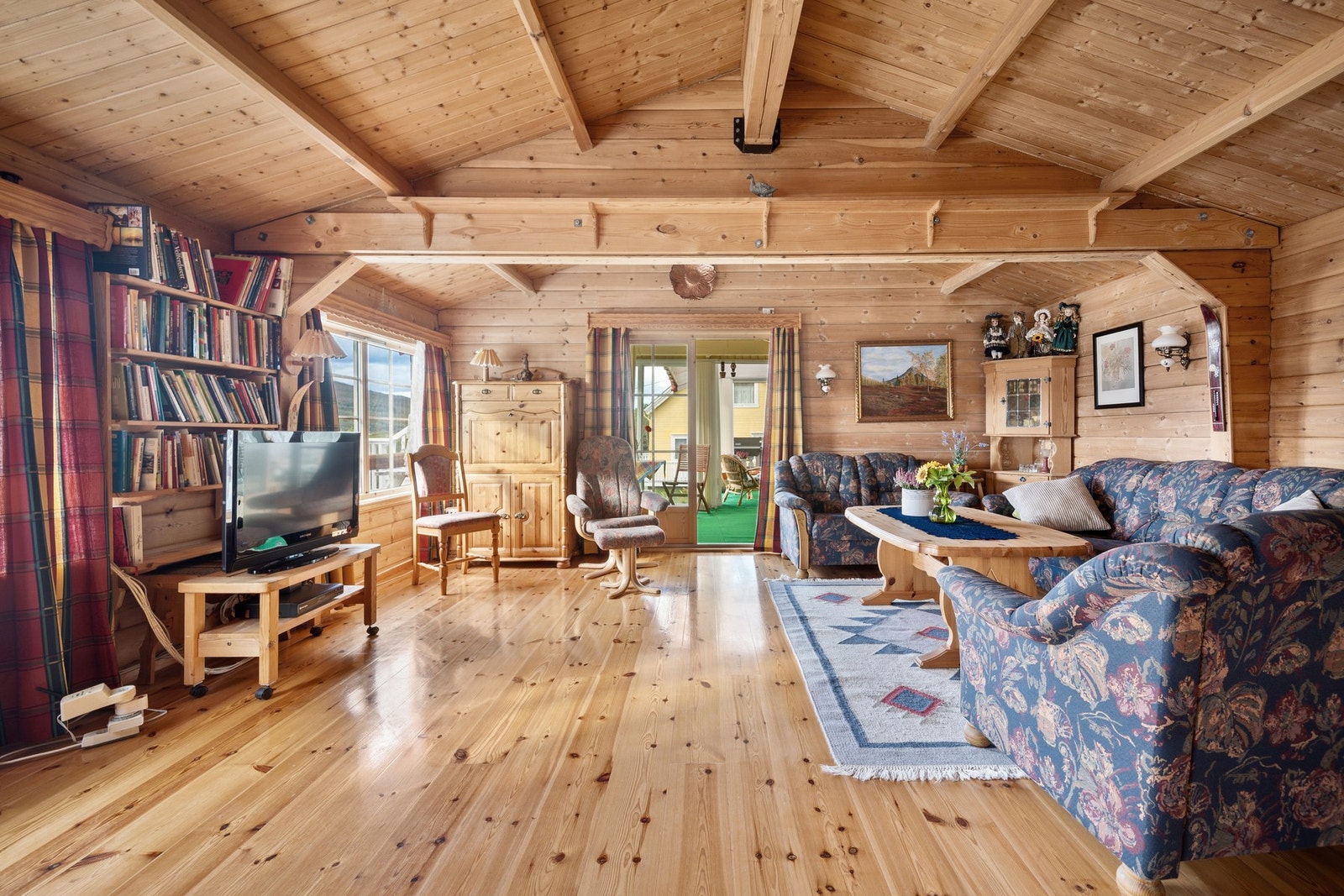 Stuen er romslig og har plass til møblement i flere soner Galleribilde