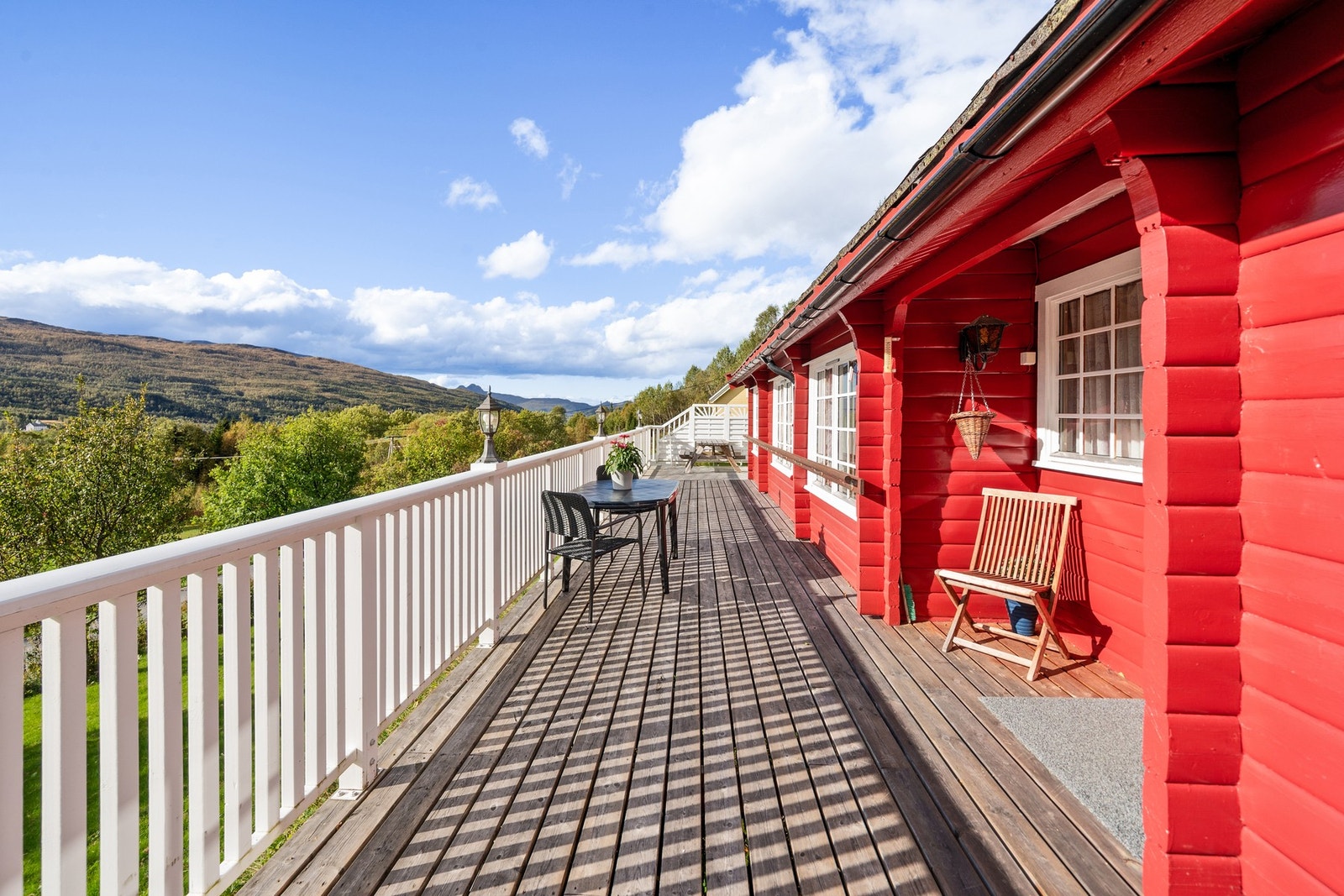 Solrik veranda med nydelig utsikt Galleribilde