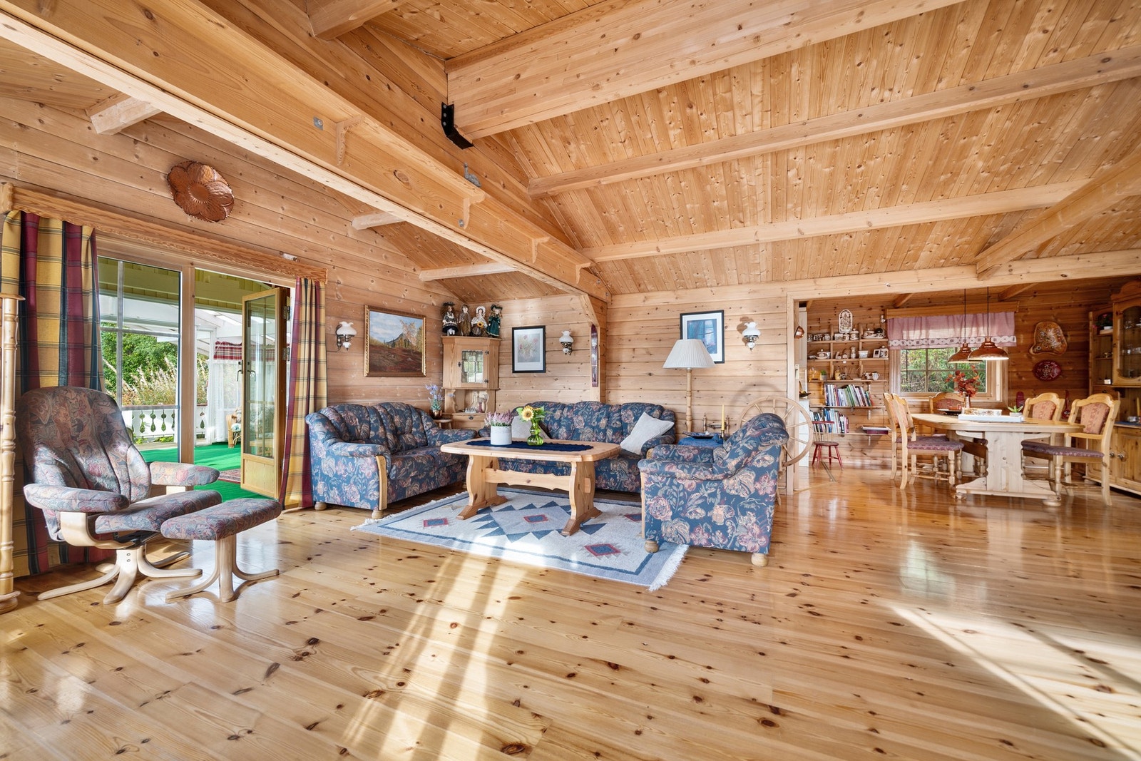 Gulv bestående av furu og bjørk gir deg et gulv som føles behagelig å gå på - lunt og varmt Galleribilde