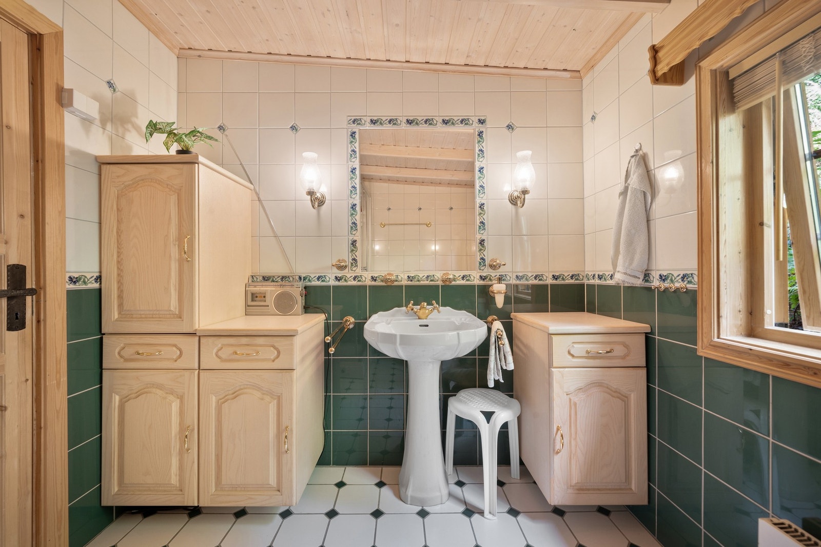 Bad i sjarmerende vintagestil med søyleservant Galleribilde