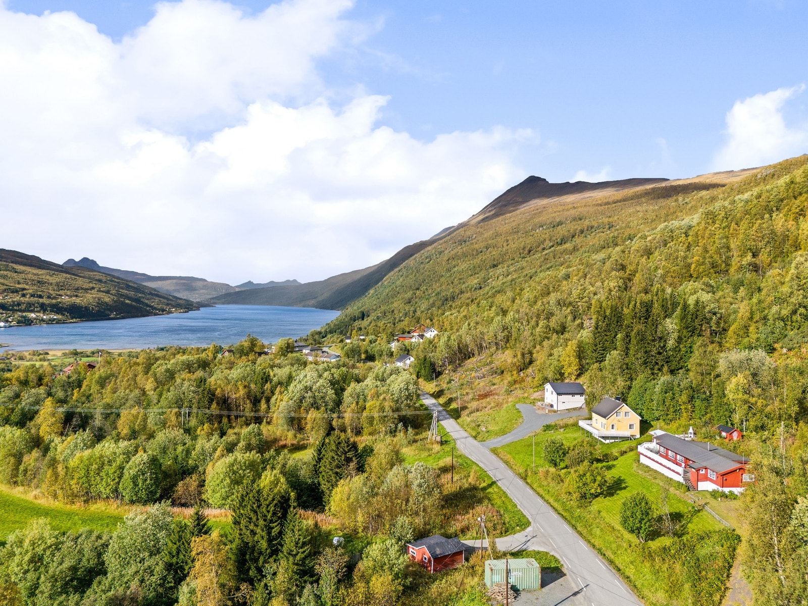 Solrik eiendom som ligger høyt i terrenget med utsikt mot Årstein Galleribilde