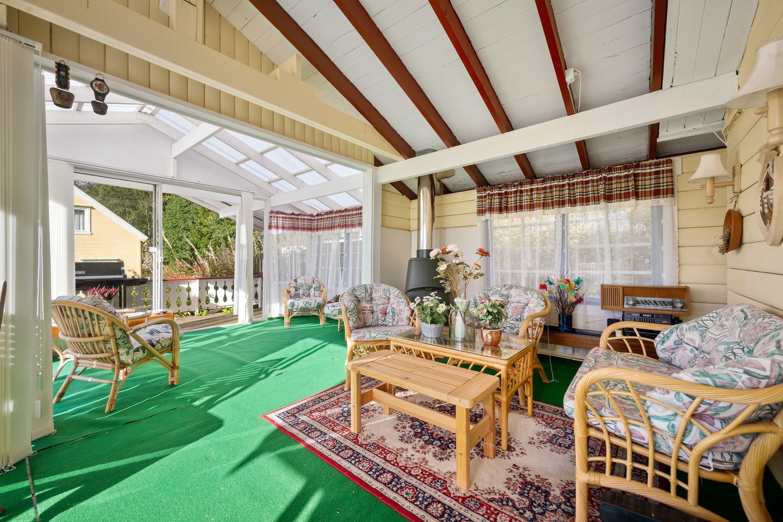 Skyvedører ut til veranda på begge sider Galleribilde