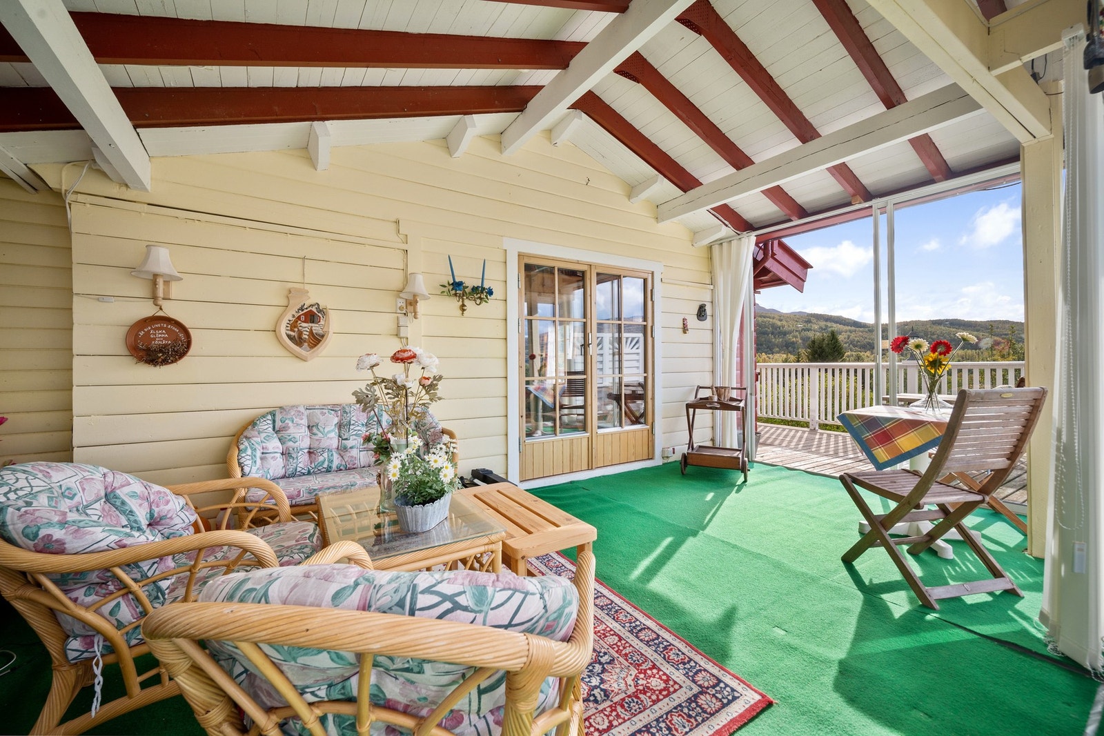 Fra stuen er det adkomst til en stor vinterhage (34 kvm) som ble tilbygget i 1995 Galleribilde