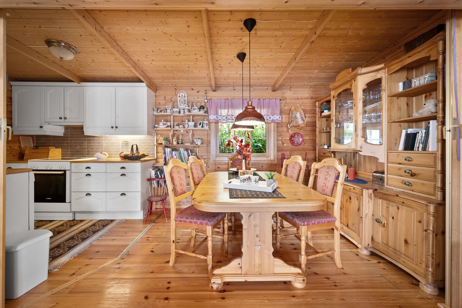 Hyggelig spisestue i tilknytning til kjøkken, som har innredning i klassisk stil med profilerte fronter og benkeplate av laminat Galleribilde