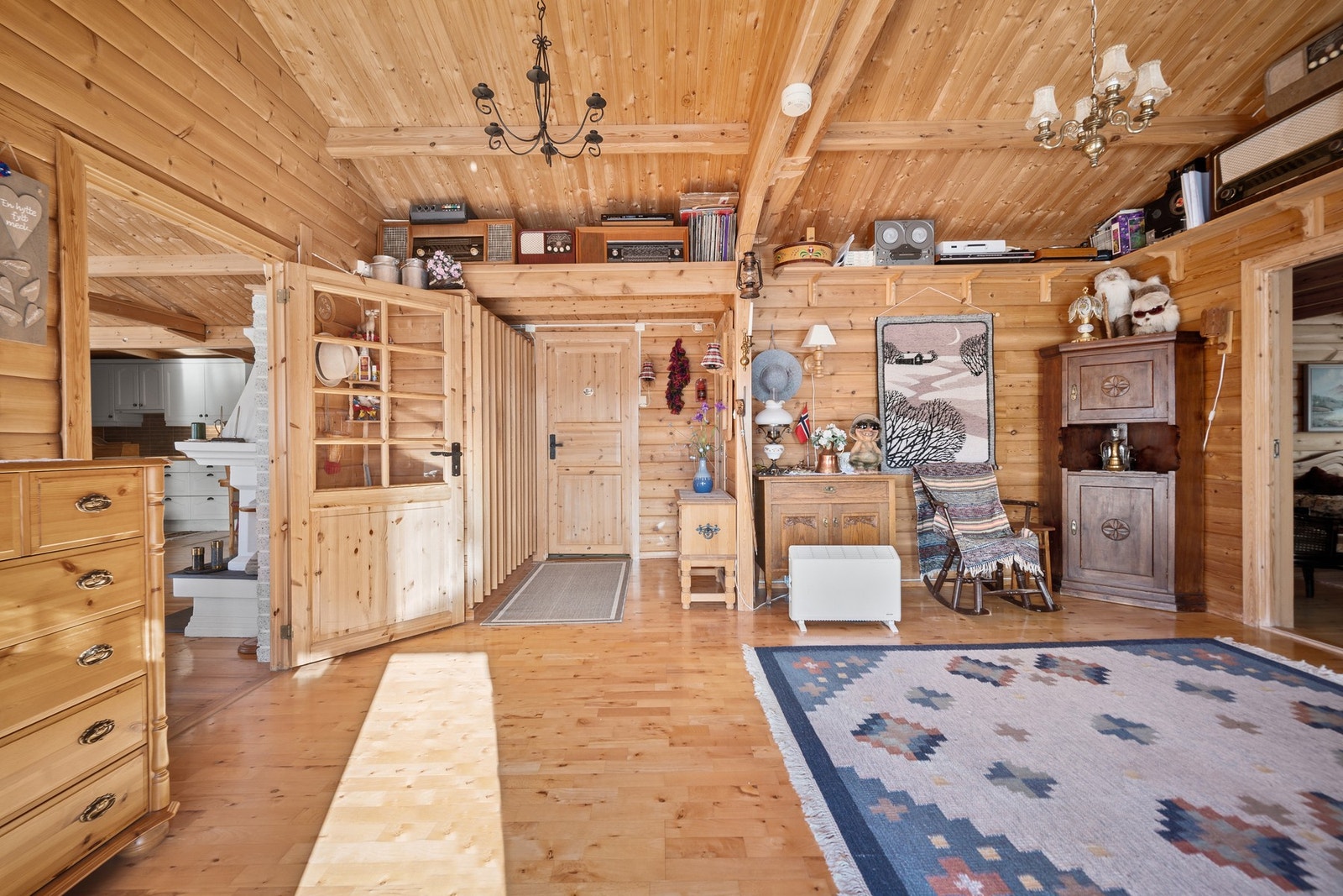 Når du kommer inn har du stue og kjøkken på venstre side, bad rett frem og soverom på høyre side Galleribilde