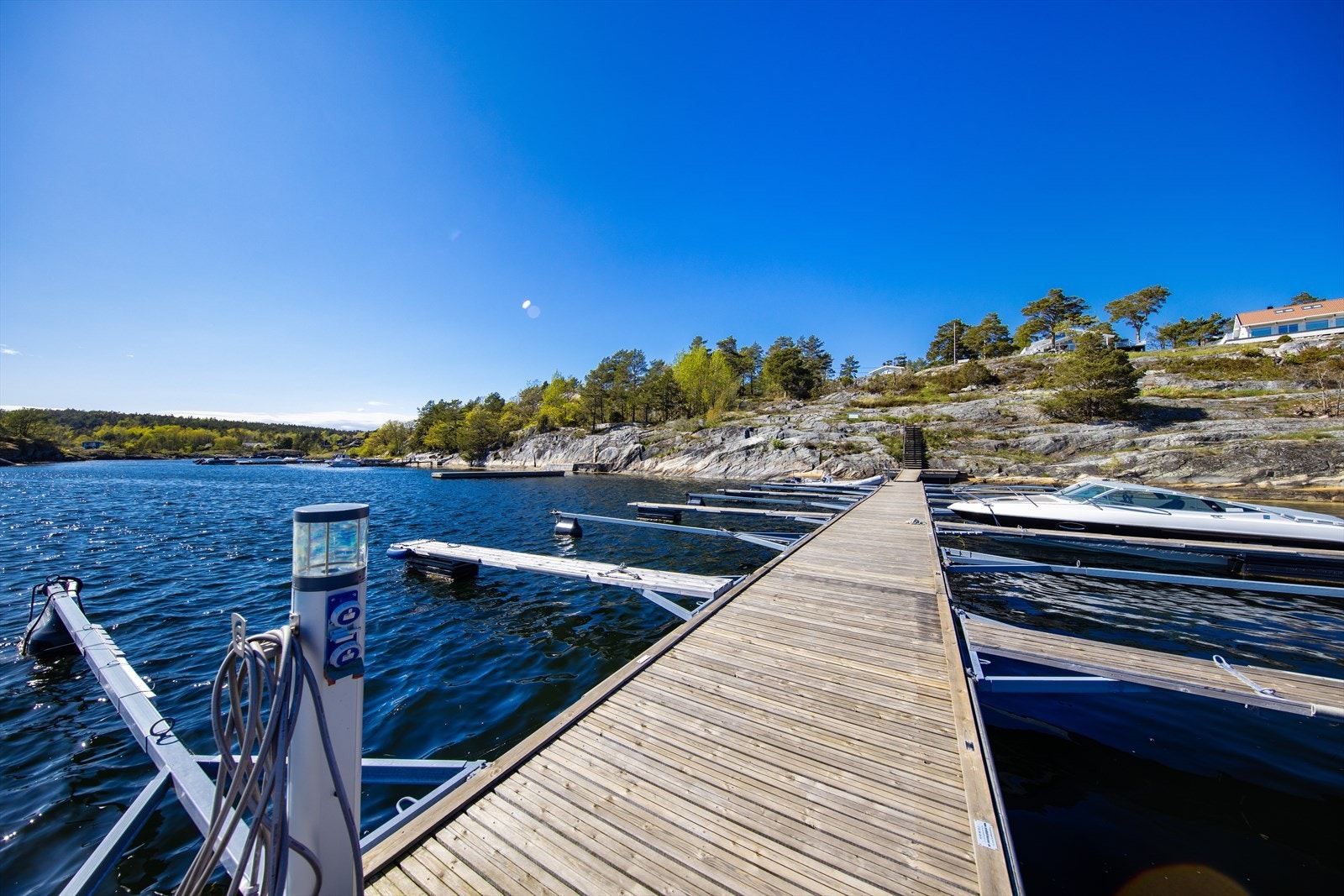 Det er kun 4-5 min gange ned til sjøen hvor du finner en barnevennlig sandstrand og et bryggeanlegg hvor nåværende eier har to båtplasser. Galleribilde