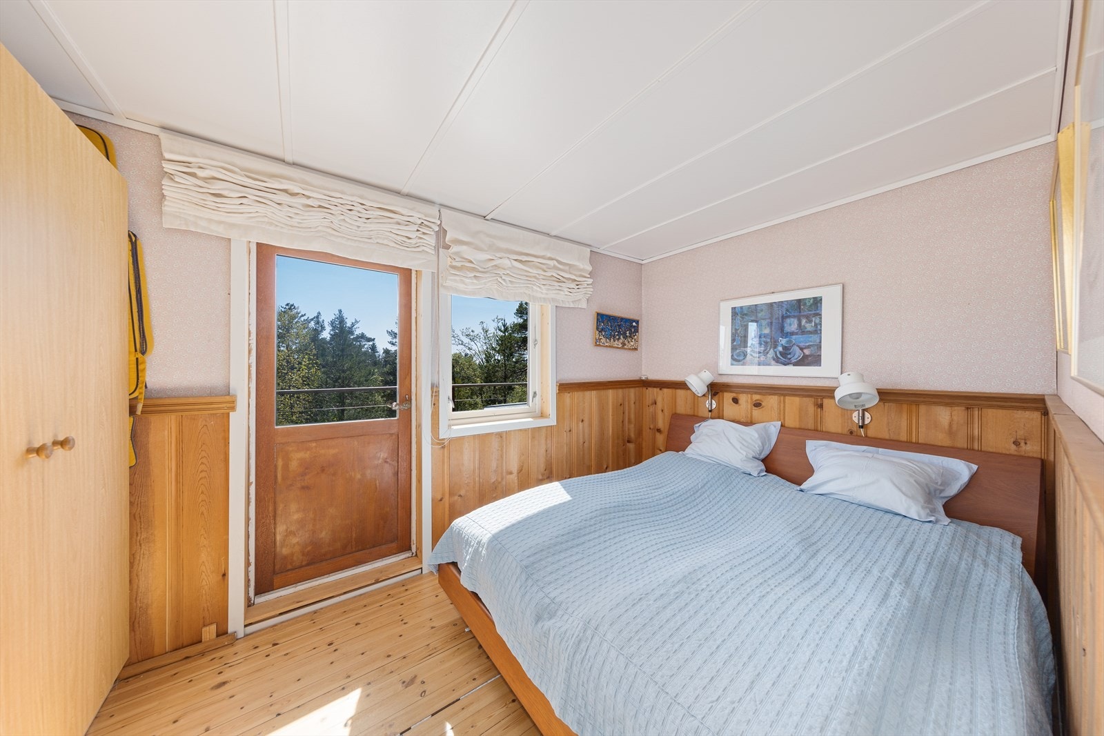 Hovedsoverommet har utgang til sørvendt veranda med gode solforhold. Galleribilde