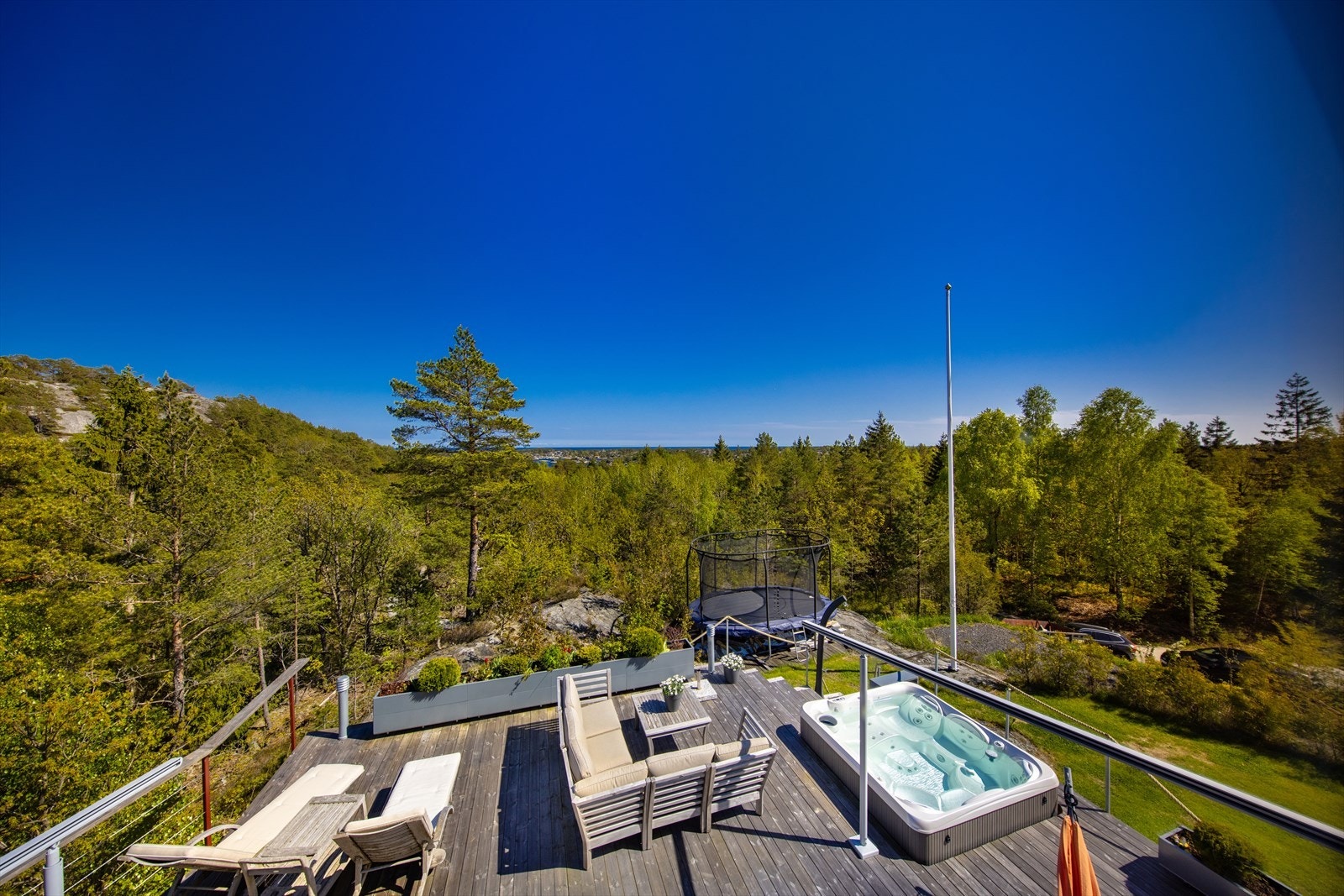 Her har du utsikt til havet og sol fra tidlig morgen og hele dagen sommerstid. Galleribilde