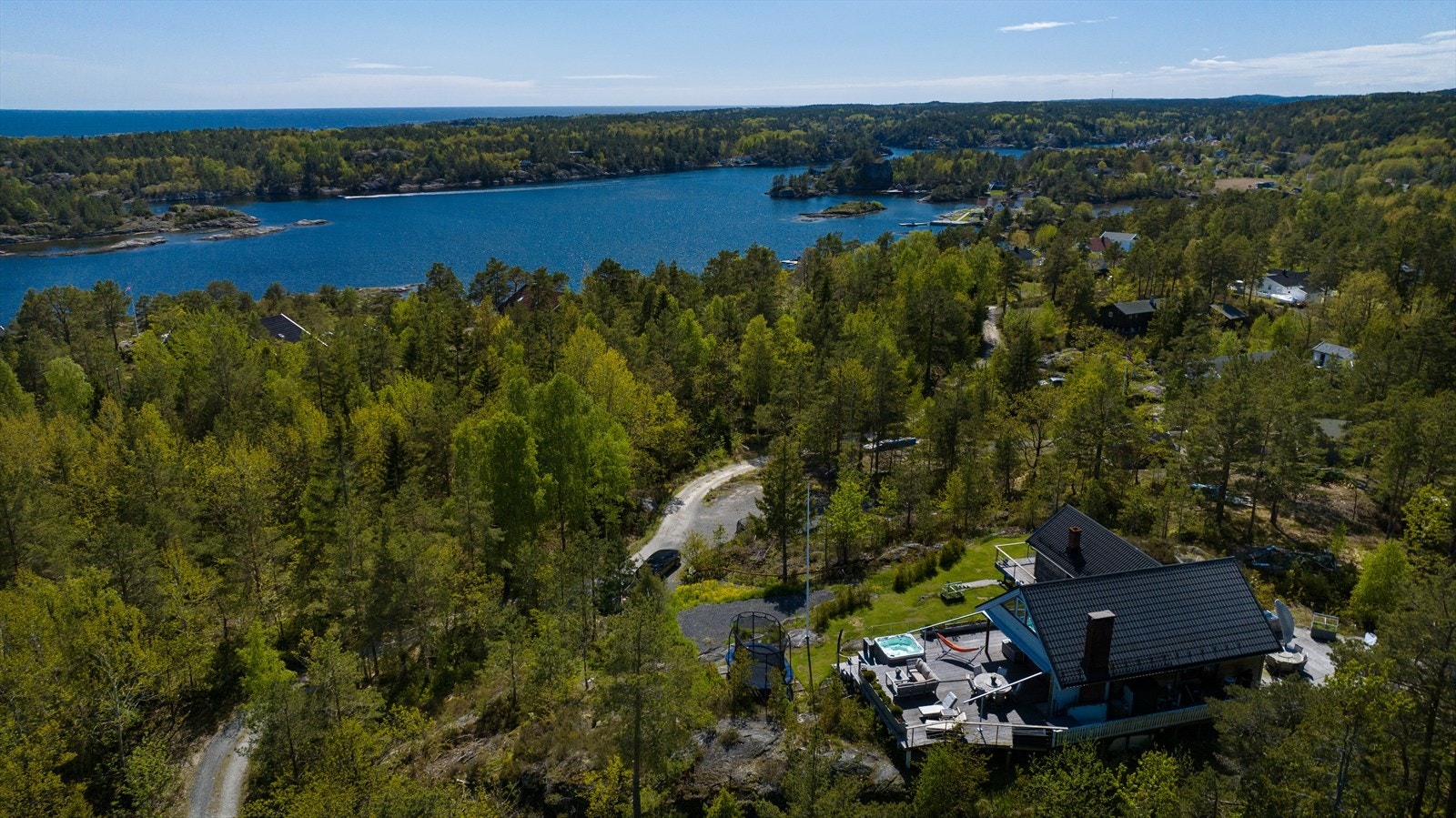 Fritidsboligen ligger attraktiv til på en stor, usjenert tomt. Her er det utsikt til havet, og gode solforhold fra morgen til ettermiddag/kveld sommerstid. Galleribilde