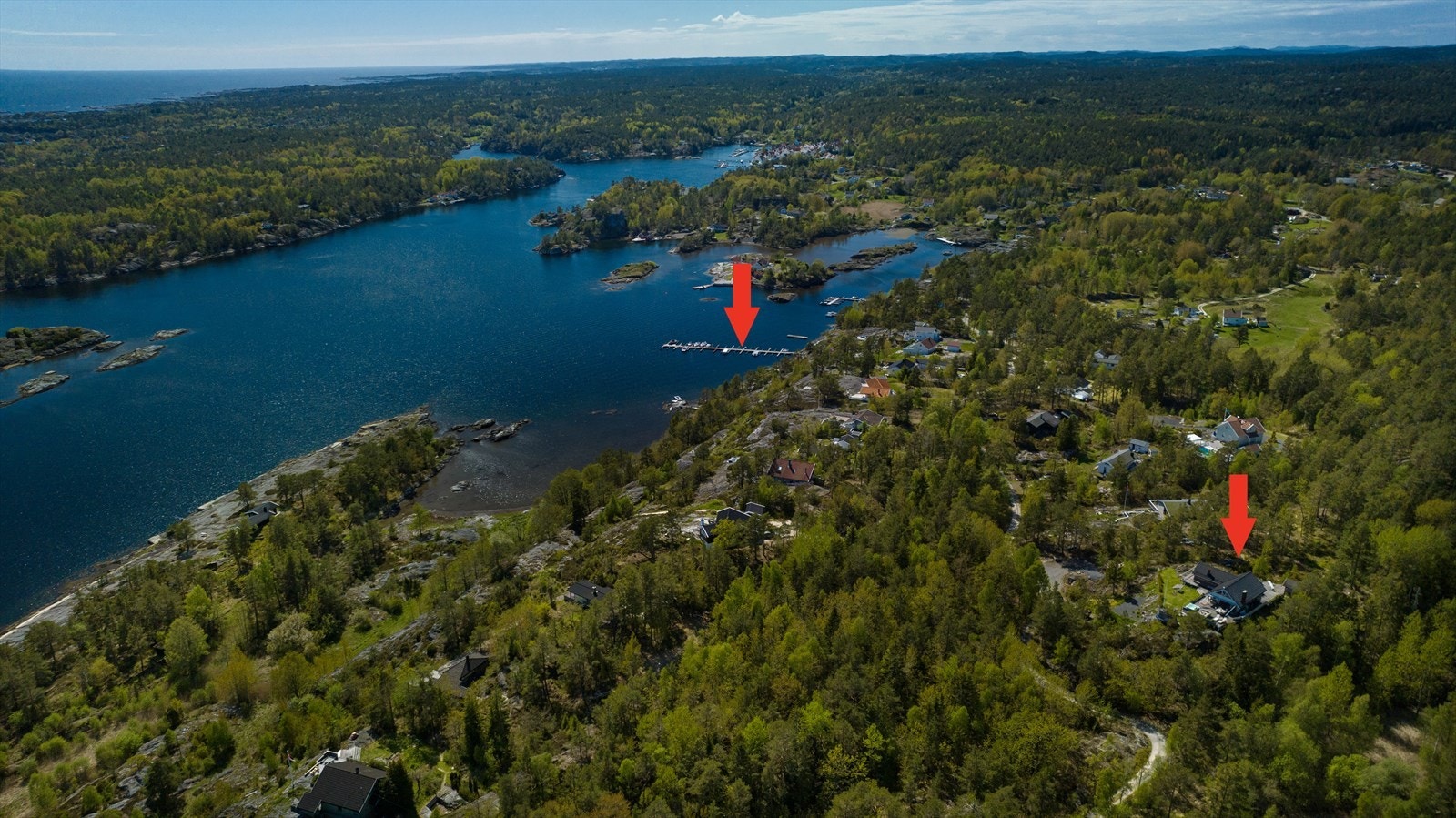 Fritidsboligen ligger på fastlandet med kjørevei frem. Det er kort vei til sjøen hvor hytta har to båtplasser i felles anlegg. Galleribilde