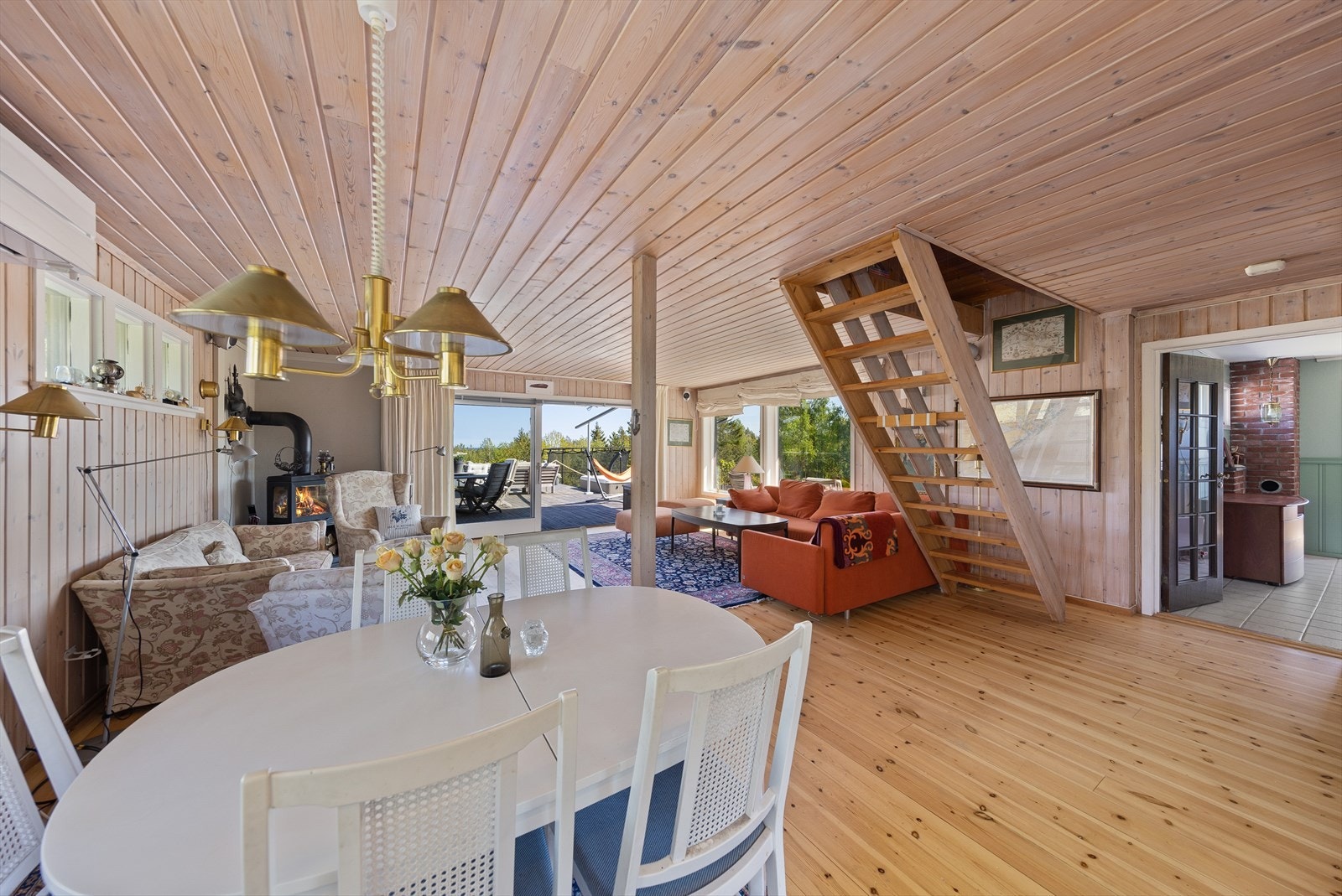 Hovedplan inneholder gang, 2 soverom, kjøkken, stue/spisestue, 2 bad. Galleribilde