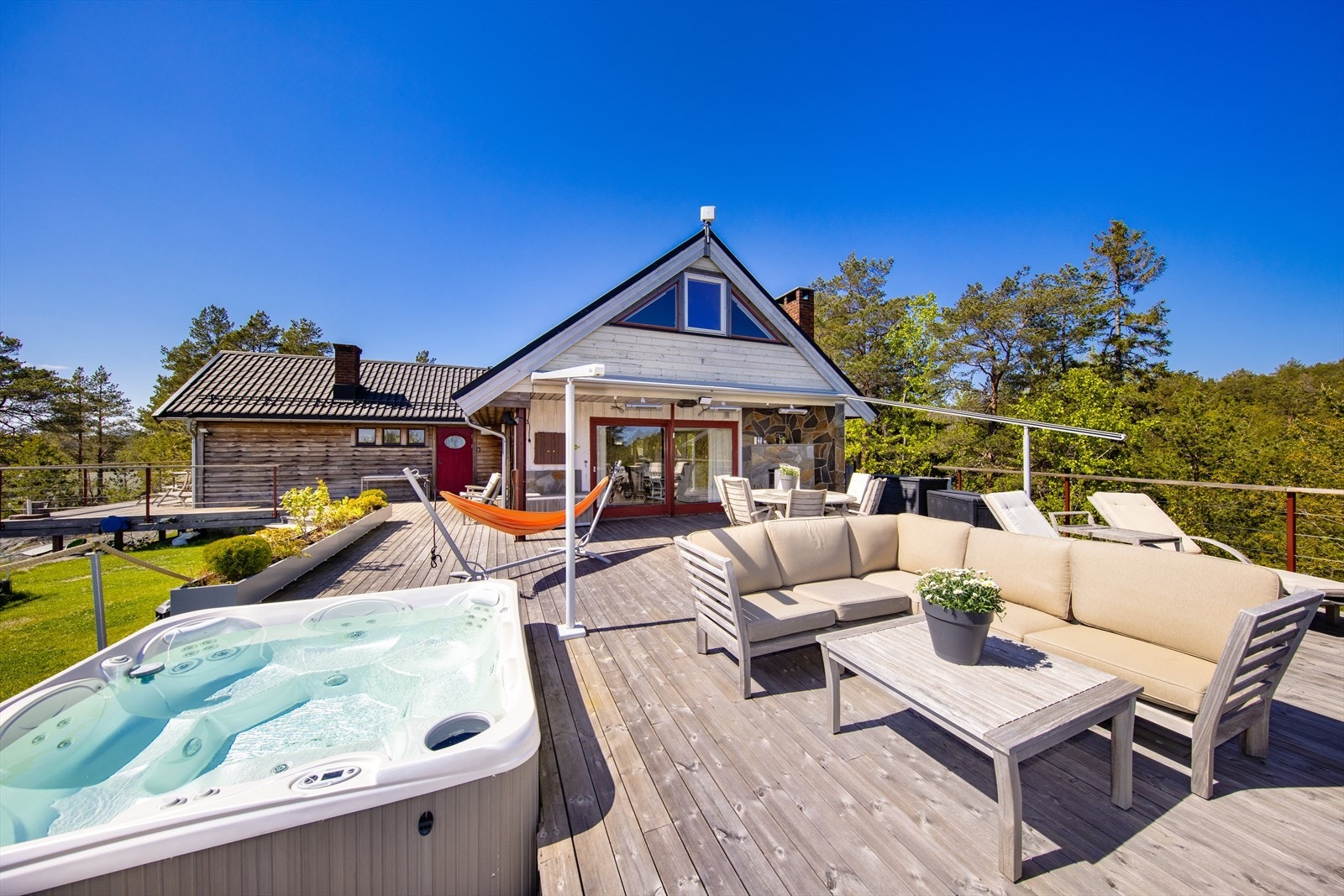 På terrassen er det jacuzzi, denne medfølger salget! Galleribilde