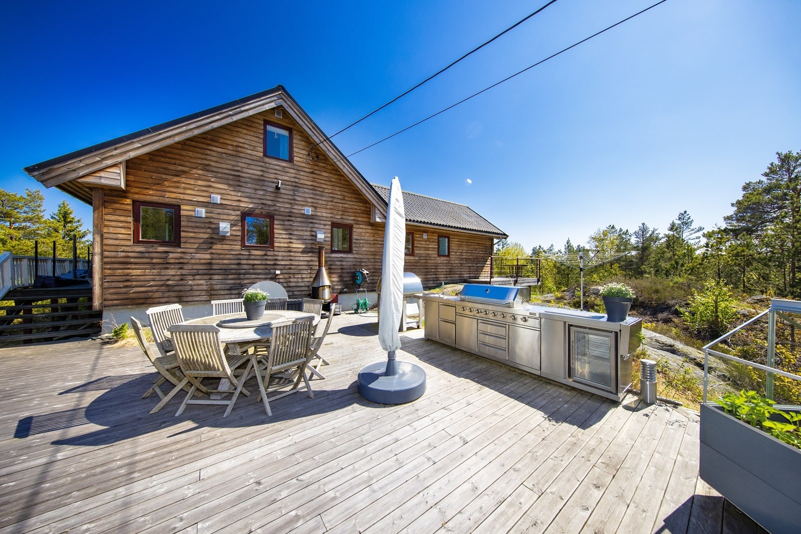 Stor, usjenert uteplass på baksiden av hytta. Galleribilde