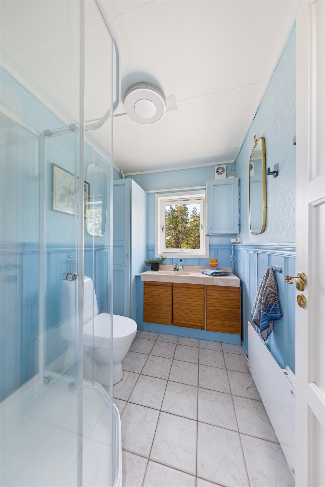 Badet er eldre dato, og inneholder dusjkabinett, wc og servant med underskap. Wc og dusjkabinett er byttet ut i nyere tid. Galleribilde