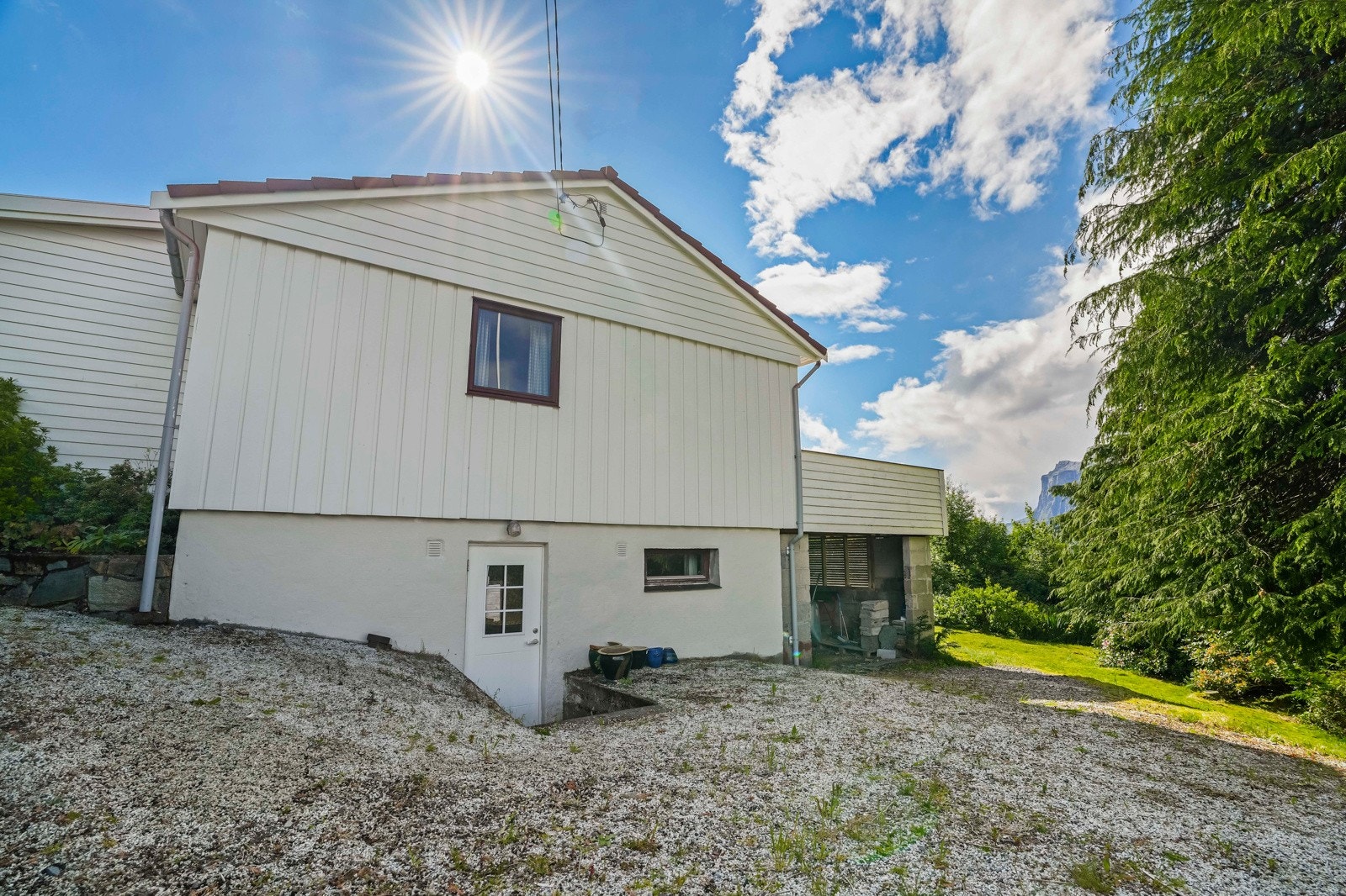 Egen inngangsdør til kjelleretasjen fra tunet Galleribilde