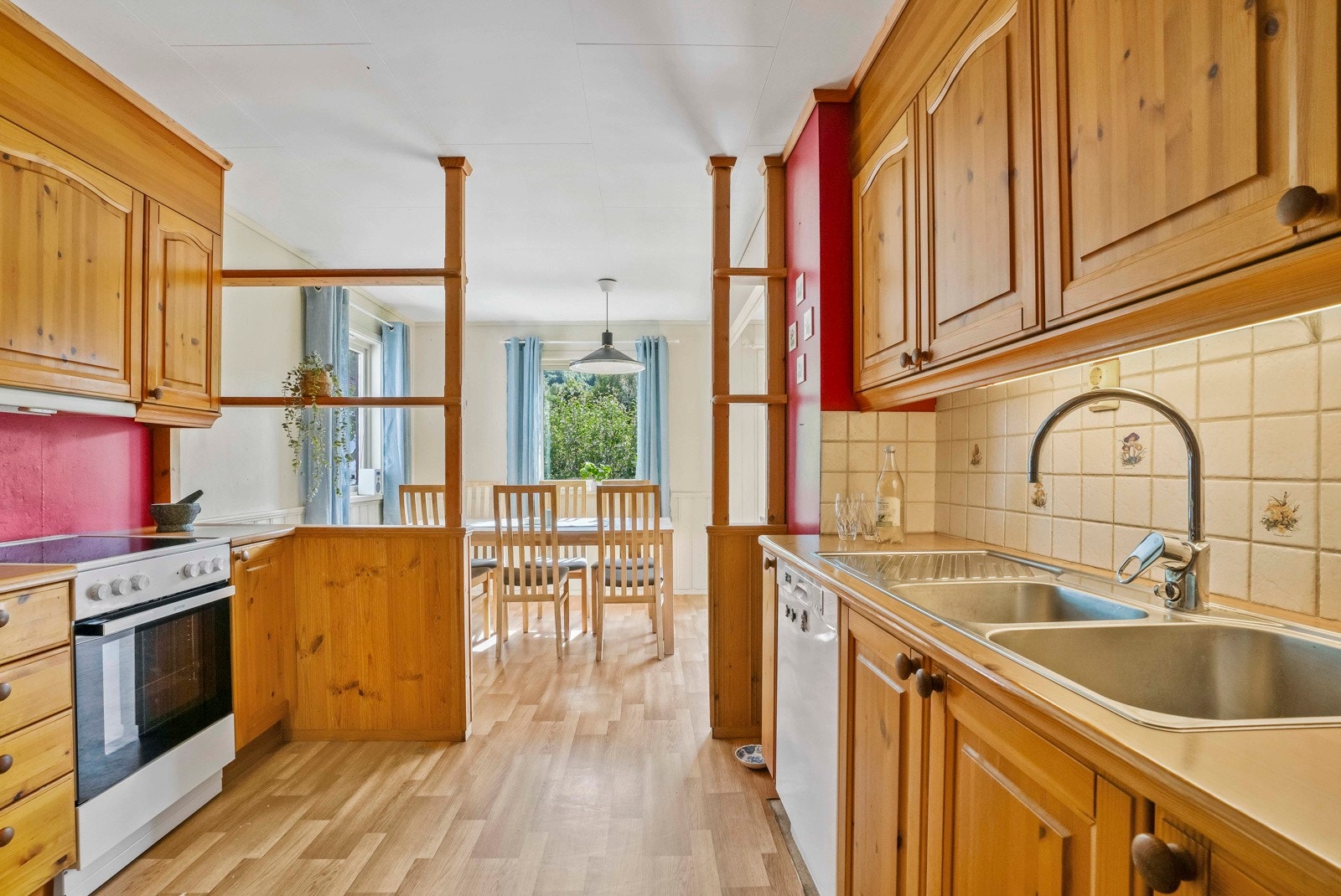 Stue og kjøkken ligger i delvis åpen løsning Galleribilde