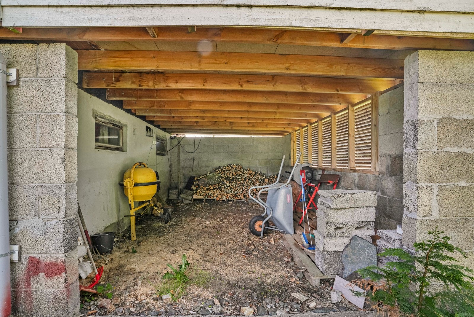 Overbygd areal under ene terrassen med ekstra lagringsplass Galleribilde