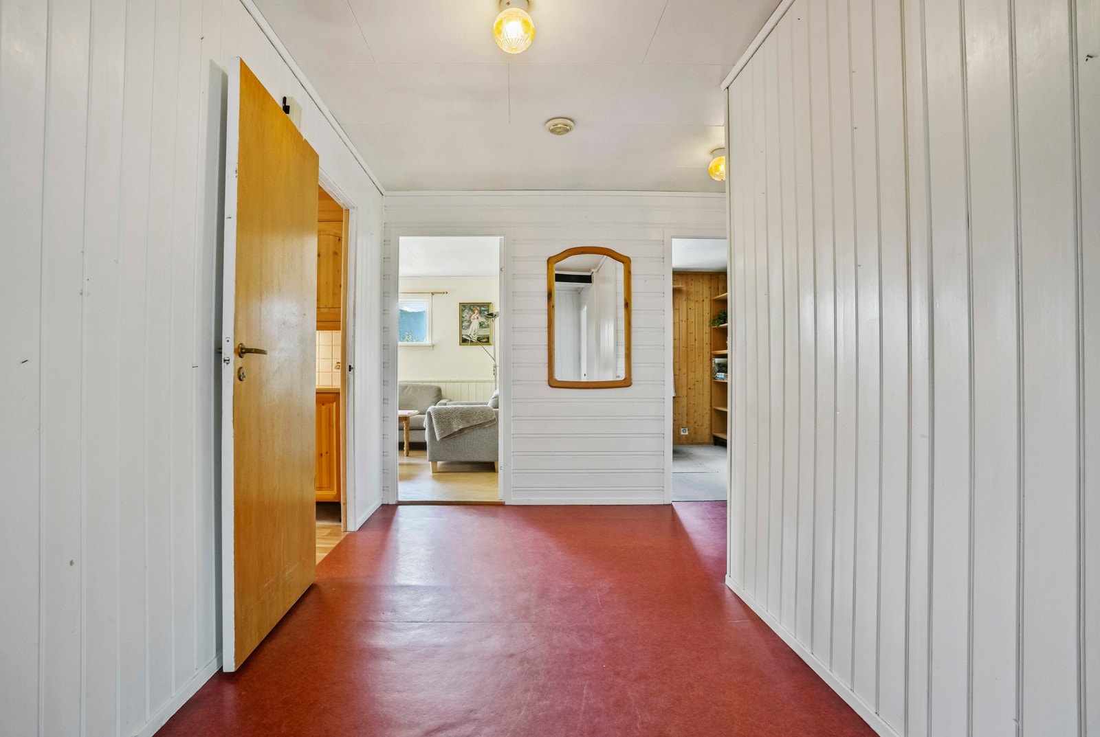 Mellomgang med adkomst til soverom, bad, stue og kjøkken på hovedplan Galleribilde