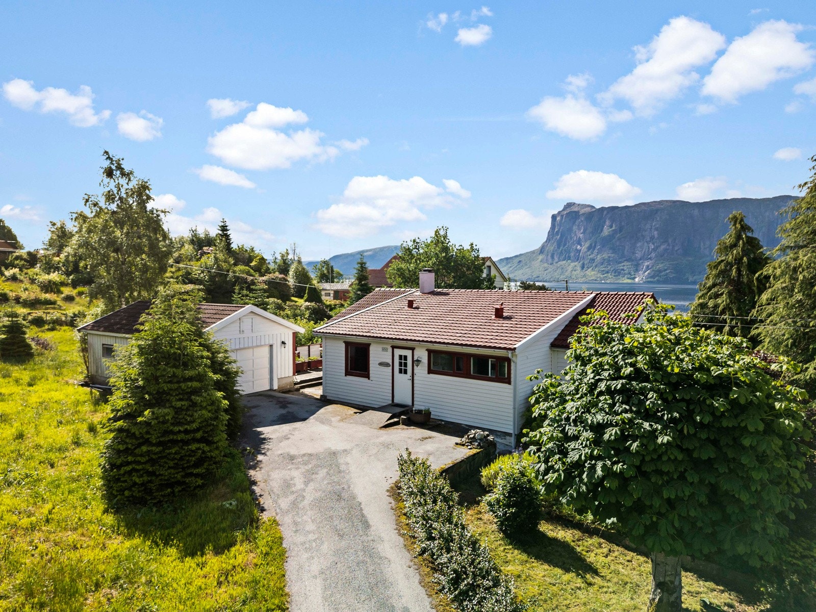 Eiendommen er utbygd med enebolig over to plan + frittstående garasje Galleribilde