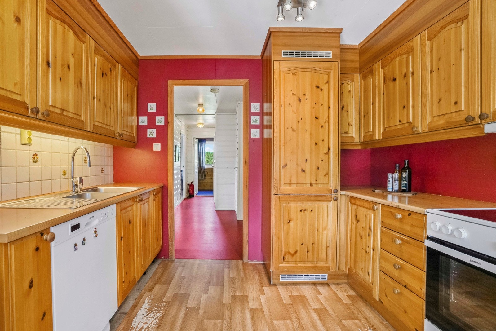 Romslig innredning med mye skap- og benkeplass Galleribilde