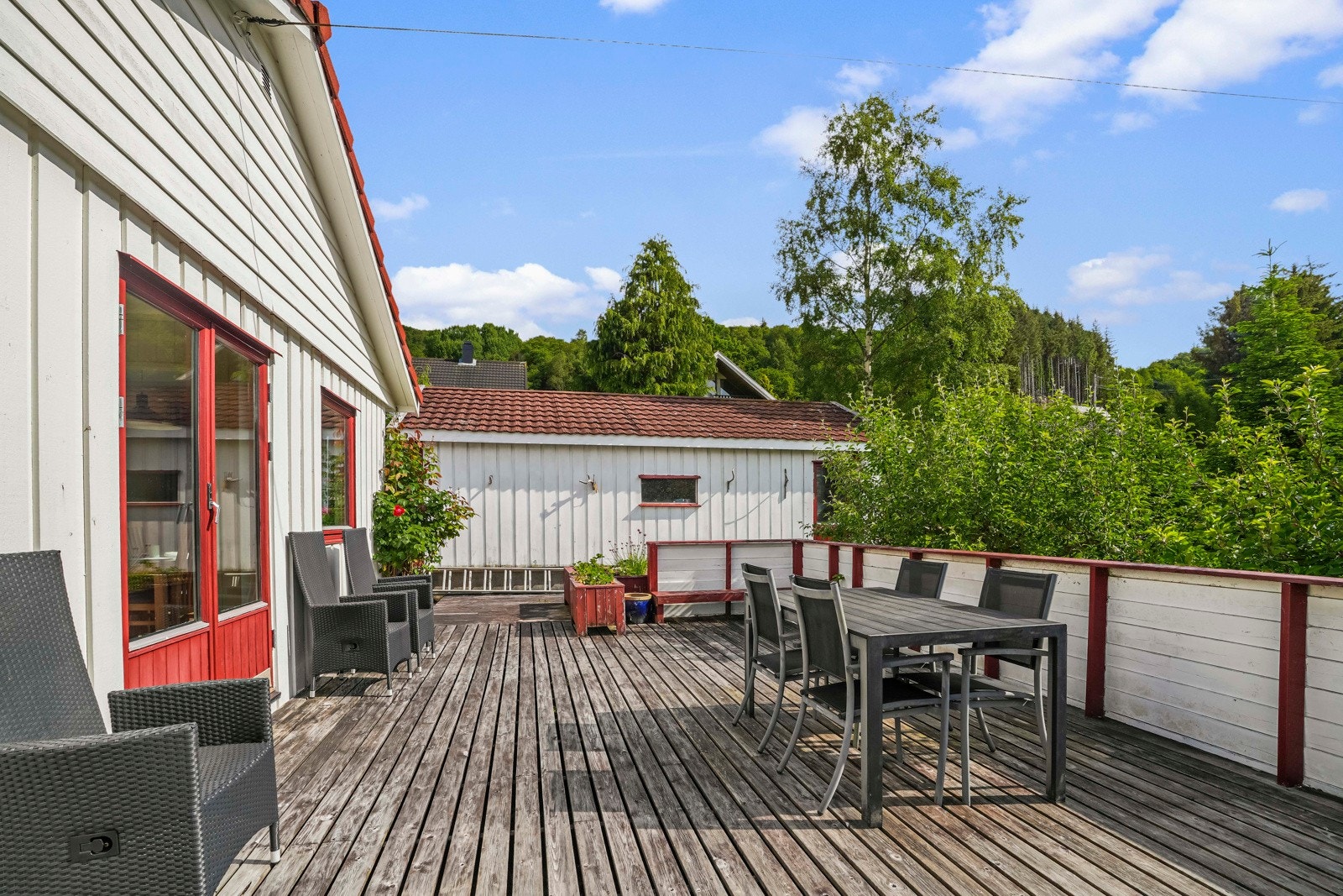 Romslig terrasse i tilknytning til stua på hovedplanet Galleribilde