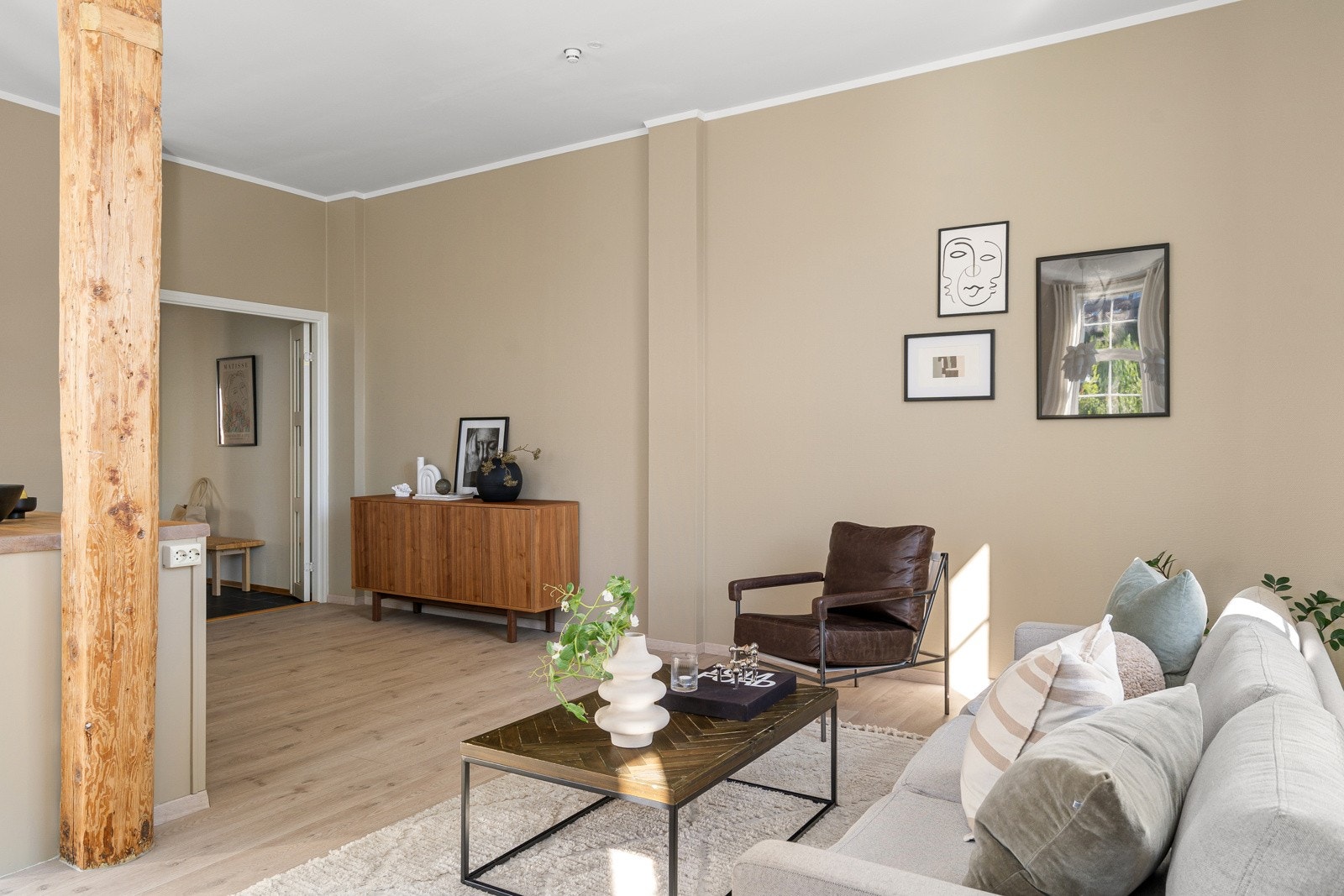 Leiligheten fremstår lys og luftig med moderne fargevalg. Galleribilde