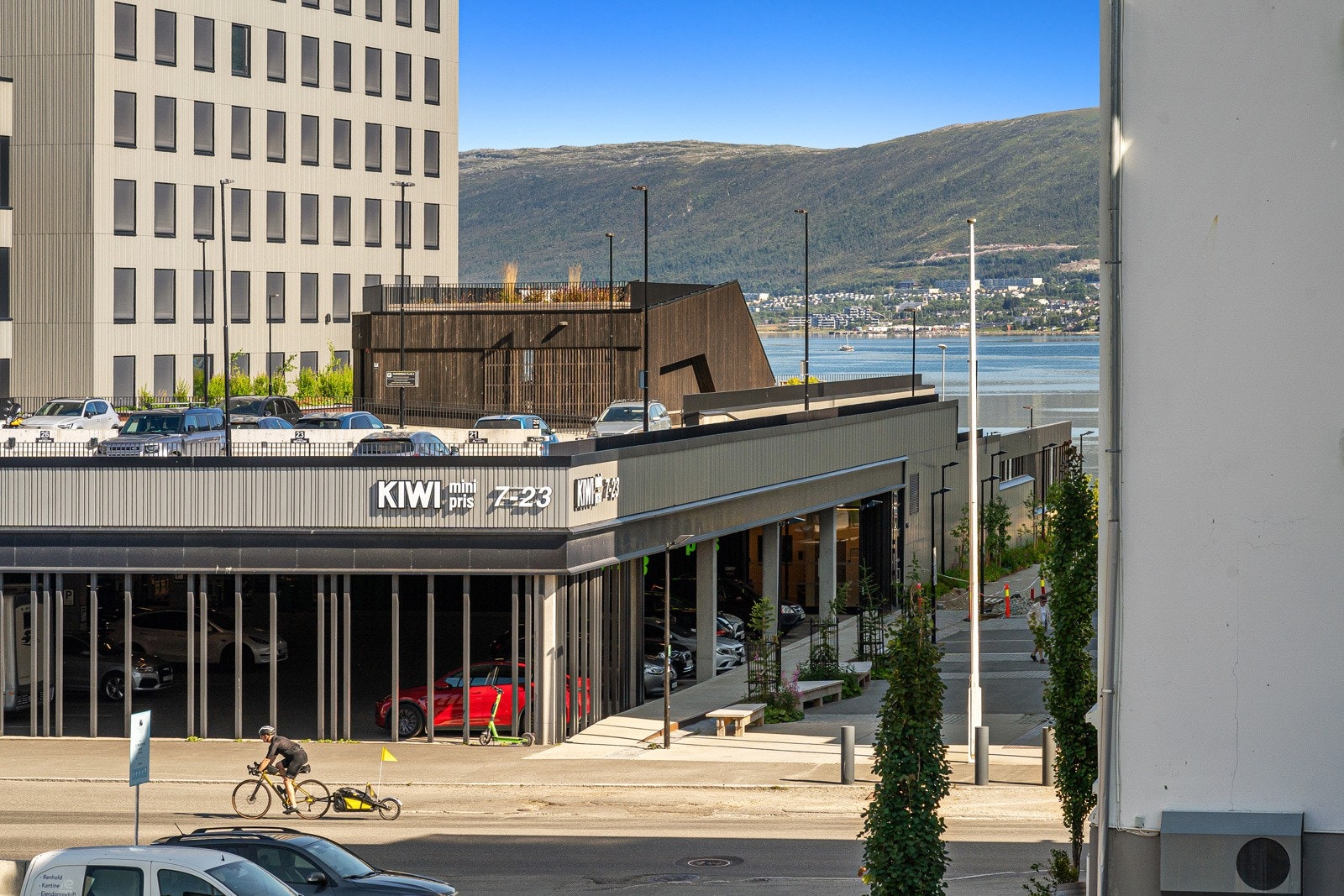 Kiwi ligger rett over veien. Galleribilde