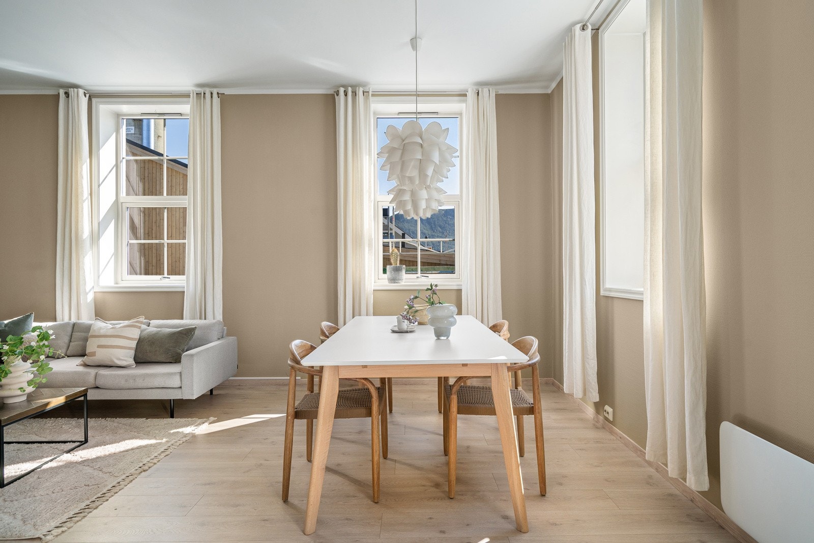 Spiseplassen har sin naturlige plass like ved kjøkkenet. Galleribilde