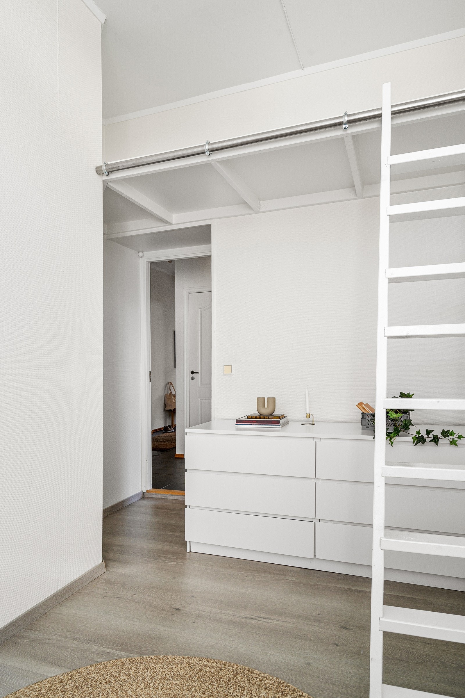 Hems på soverom. Praktisk for oppbevaring. Galleribilde